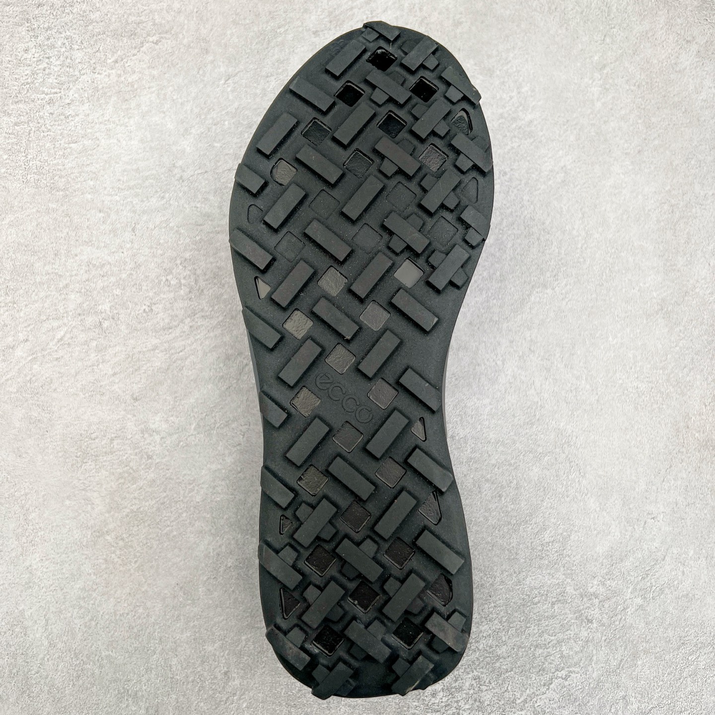 图片[9]-Ecco爱步男鞋新款运动鞋 跑鞋厚底增高老爹鞋 驱动系列全新款式 拼色拼接鞋面 时尚有型 牛皮与纺织品拼接 脚感舒适 出街有型 贴心套脚系带设计 舒适包裹双足 柔软细腻，亲肤透气 以摩托车粗犷胎纹为灵感 PU大底提供牵引性和支撑性 耐磨防滑提升稳定性 轻盈鞋底 舒适耐穿 户外出行 肆意洒脱 尺码：38 39 40 41 42 43 44（皮鞋码）-选品中心