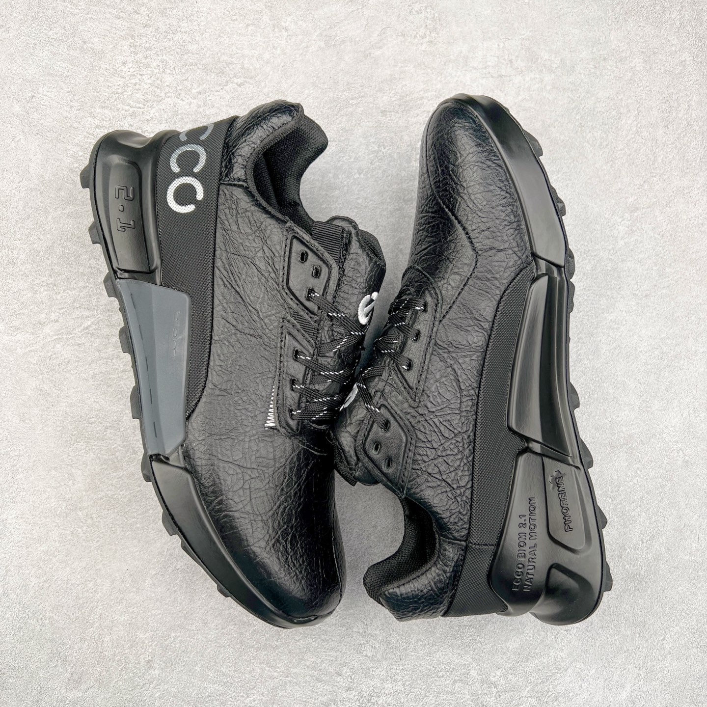 图片[3]-Ecco爱步男鞋新款运动鞋 跑鞋厚底增高老爹鞋 驱动系列全新款式 拼色拼接鞋面 时尚有型 牛皮与纺织品拼接 脚感舒适 出街有型 贴心套脚系带设计 舒适包裹双足 柔软细腻，亲肤透气 以摩托车粗犷胎纹为灵感 PU大底提供牵引性和支撑性 耐磨防滑提升稳定性 轻盈鞋底 舒适耐穿 户外出行 肆意洒脱 尺码：38 39 40 41 42 43 44（皮鞋码）-选品中心