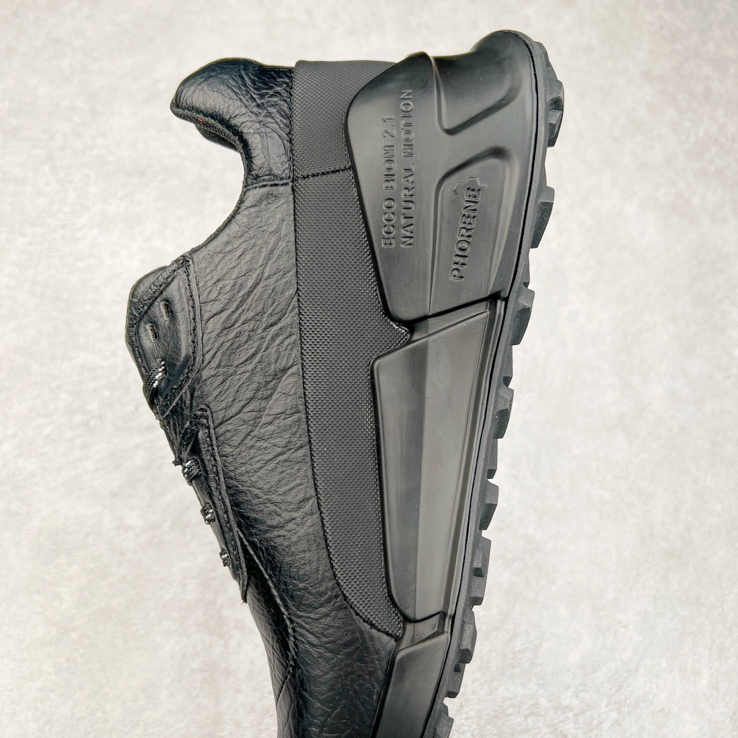 图片[7]-Ecco爱步男鞋新款运动鞋 跑鞋厚底增高老爹鞋 驱动系列全新款式 拼色拼接鞋面 时尚有型 牛皮与纺织品拼接 脚感舒适 出街有型 贴心套脚系带设计 舒适包裹双足 柔软细腻，亲肤透气 以摩托车粗犷胎纹为灵感 PU大底提供牵引性和支撑性 耐磨防滑提升稳定性 轻盈鞋底 舒适耐穿 户外出行 肆意洒脱 尺码：38 39 40 41 42 43 44（皮鞋码）-选品中心