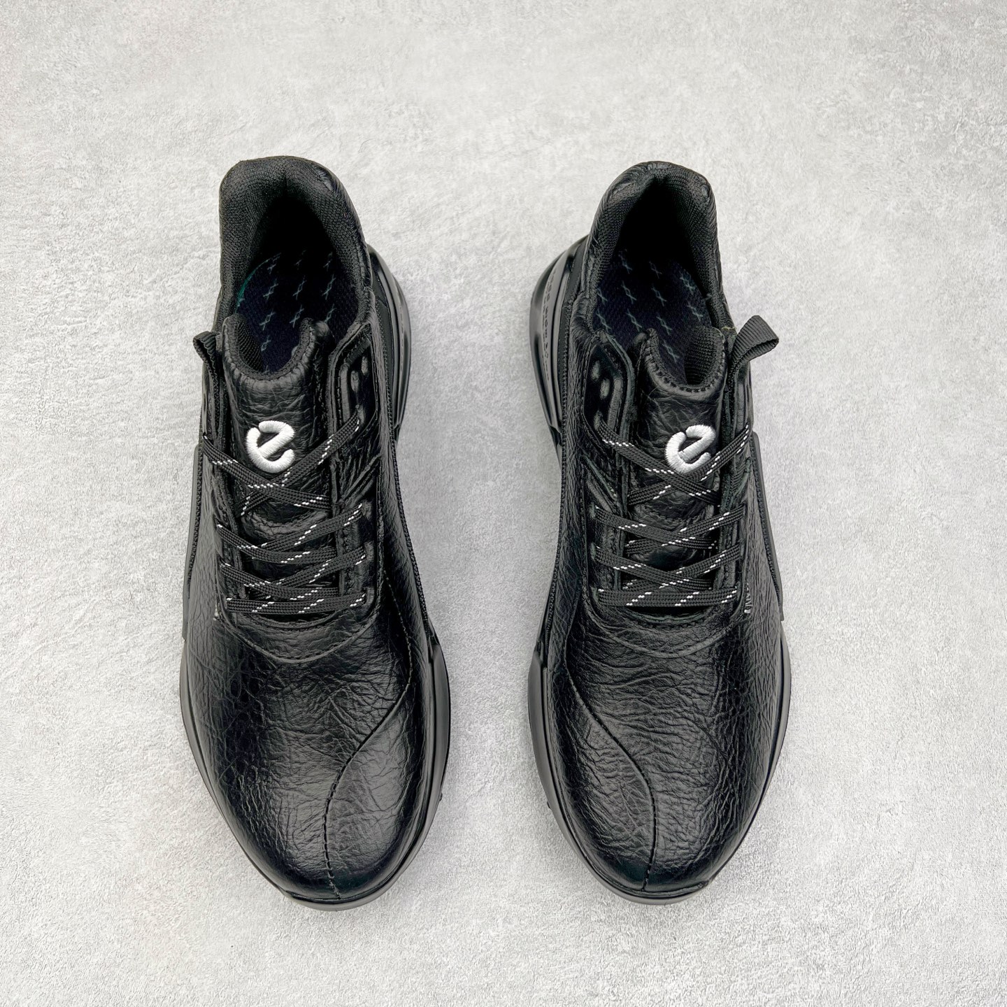 图片[2]-Ecco爱步男鞋新款运动鞋 跑鞋厚底增高老爹鞋 驱动系列全新款式 拼色拼接鞋面 时尚有型 牛皮与纺织品拼接 脚感舒适 出街有型 贴心套脚系带设计 舒适包裹双足 柔软细腻，亲肤透气 以摩托车粗犷胎纹为灵感 PU大底提供牵引性和支撑性 耐磨防滑提升稳定性 轻盈鞋底 舒适耐穿 户外出行 肆意洒脱 尺码：38 39 40 41 42 43 44（皮鞋码）-选品中心