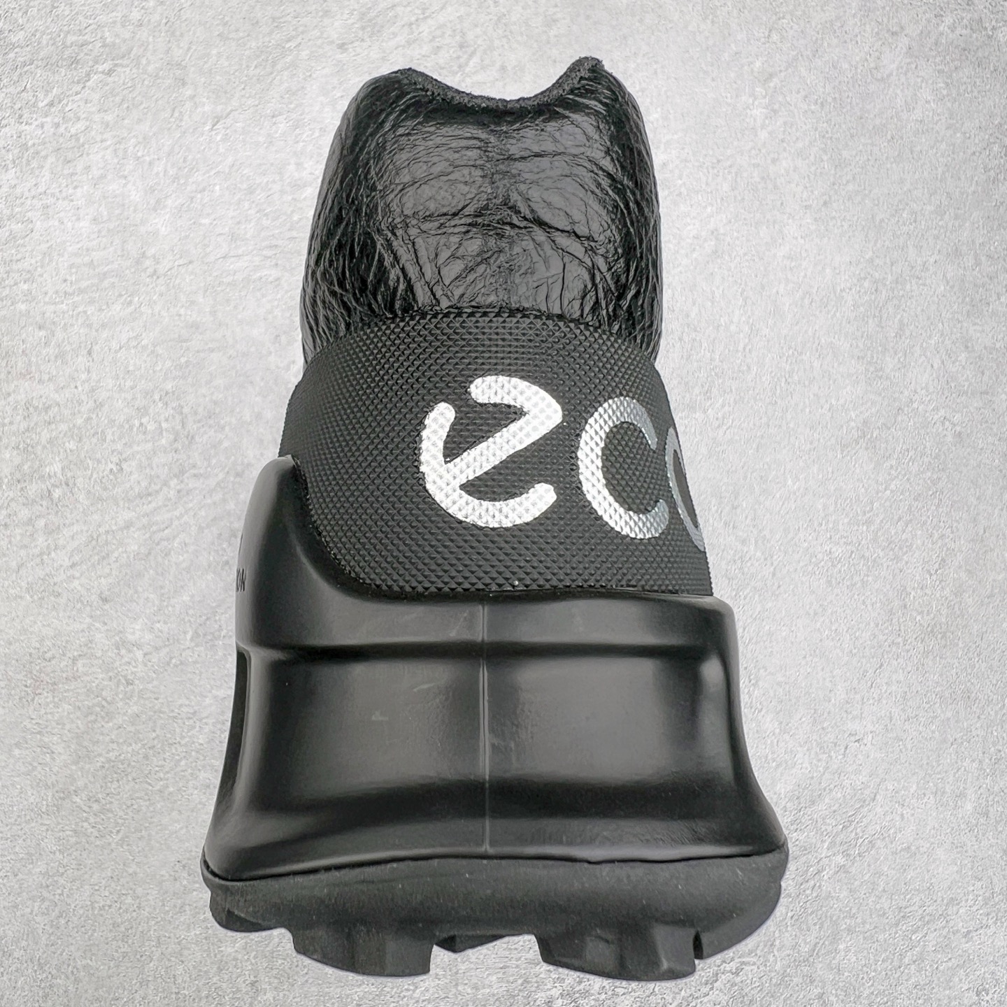 图片[8]-Ecco爱步男鞋新款运动鞋 跑鞋厚底增高老爹鞋 驱动系列全新款式 拼色拼接鞋面 时尚有型 牛皮与纺织品拼接 脚感舒适 出街有型 贴心套脚系带设计 舒适包裹双足 柔软细腻，亲肤透气 以摩托车粗犷胎纹为灵感 PU大底提供牵引性和支撑性 耐磨防滑提升稳定性 轻盈鞋底 舒适耐穿 户外出行 肆意洒脱 尺码：38 39 40 41 42 43 44（皮鞋码）-选品中心