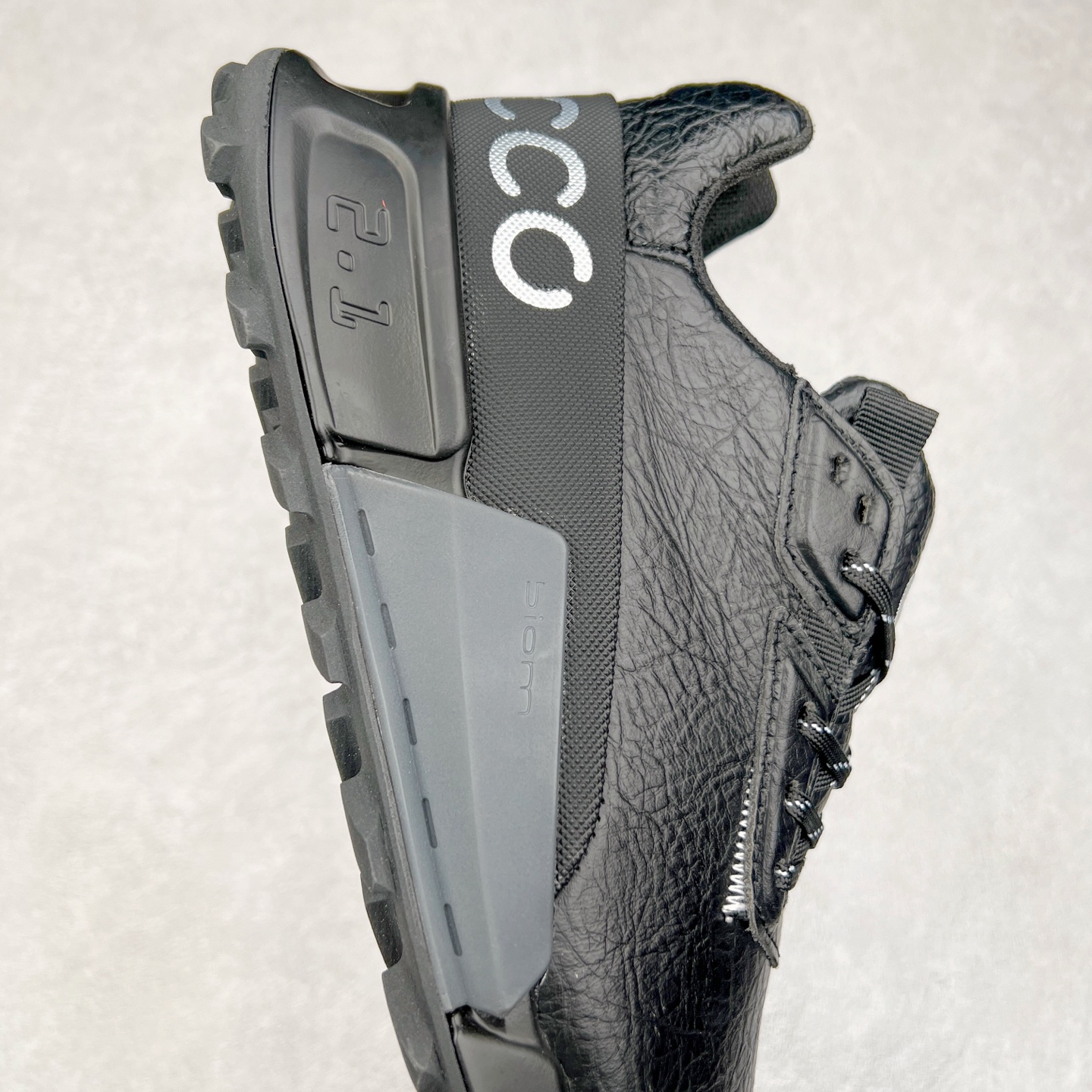 图片[6]-Ecco爱步男鞋新款运动鞋 跑鞋厚底增高老爹鞋 驱动系列全新款式 拼色拼接鞋面 时尚有型 牛皮与纺织品拼接 脚感舒适 出街有型 贴心套脚系带设计 舒适包裹双足 柔软细腻，亲肤透气 以摩托车粗犷胎纹为灵感 PU大底提供牵引性和支撑性 耐磨防滑提升稳定性 轻盈鞋底 舒适耐穿 户外出行 肆意洒脱 尺码：38 39 40 41 42 43 44（皮鞋码）-选品中心