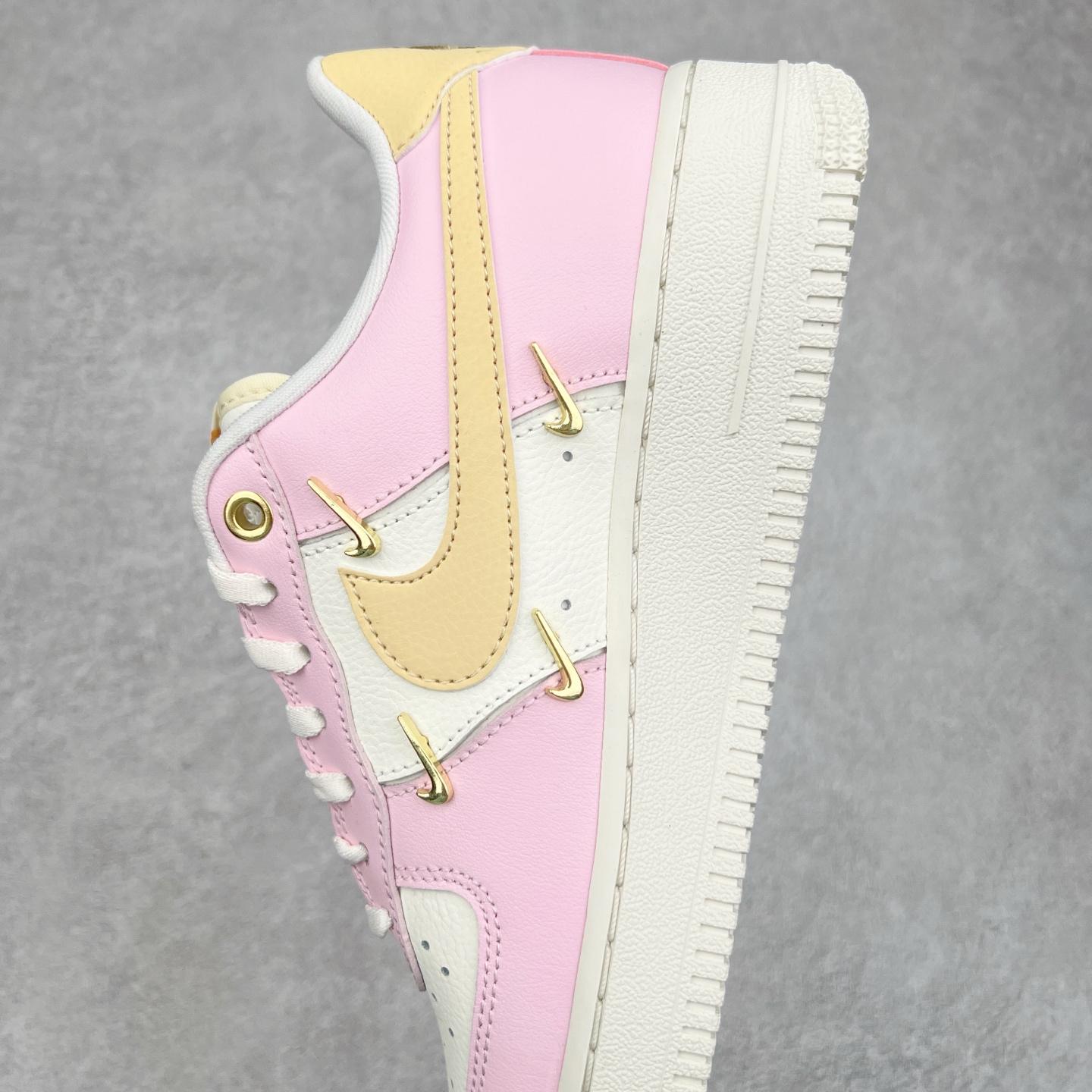 图片[7]-NK Air Force 1´07 Low 空军一号低帮百搭休闲运动板鞋 SJ6698-025 柔软、弹性十足的缓震性能和出色的中底设计 横跨复古与现代的外型结合 造就出风靡全球 三十多年的Force 1 直到今天还深受青睐 尺码：36 36.5 37.5 38 38.5 39 40 40.5 41 42 42.5 43 44 44.5 45-选品中心