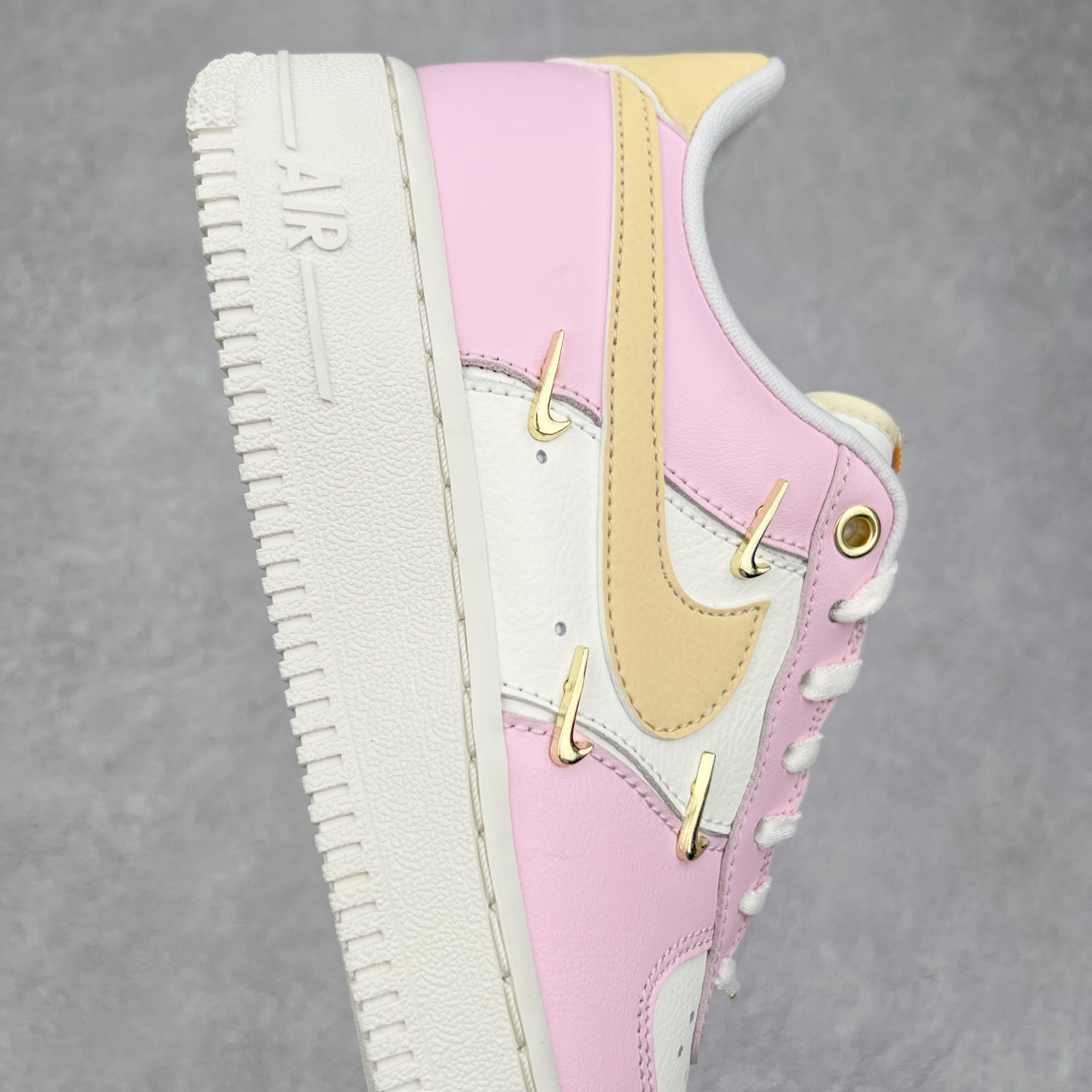 图片[6]-NK Air Force 1´07 Low 空军一号低帮百搭休闲运动板鞋 SJ6698-025 柔软、弹性十足的缓震性能和出色的中底设计 横跨复古与现代的外型结合 造就出风靡全球 三十多年的Force 1 直到今天还深受青睐 尺码：36 36.5 37.5 38 38.5 39 40 40.5 41 42 42.5 43 44 44.5 45-选品中心