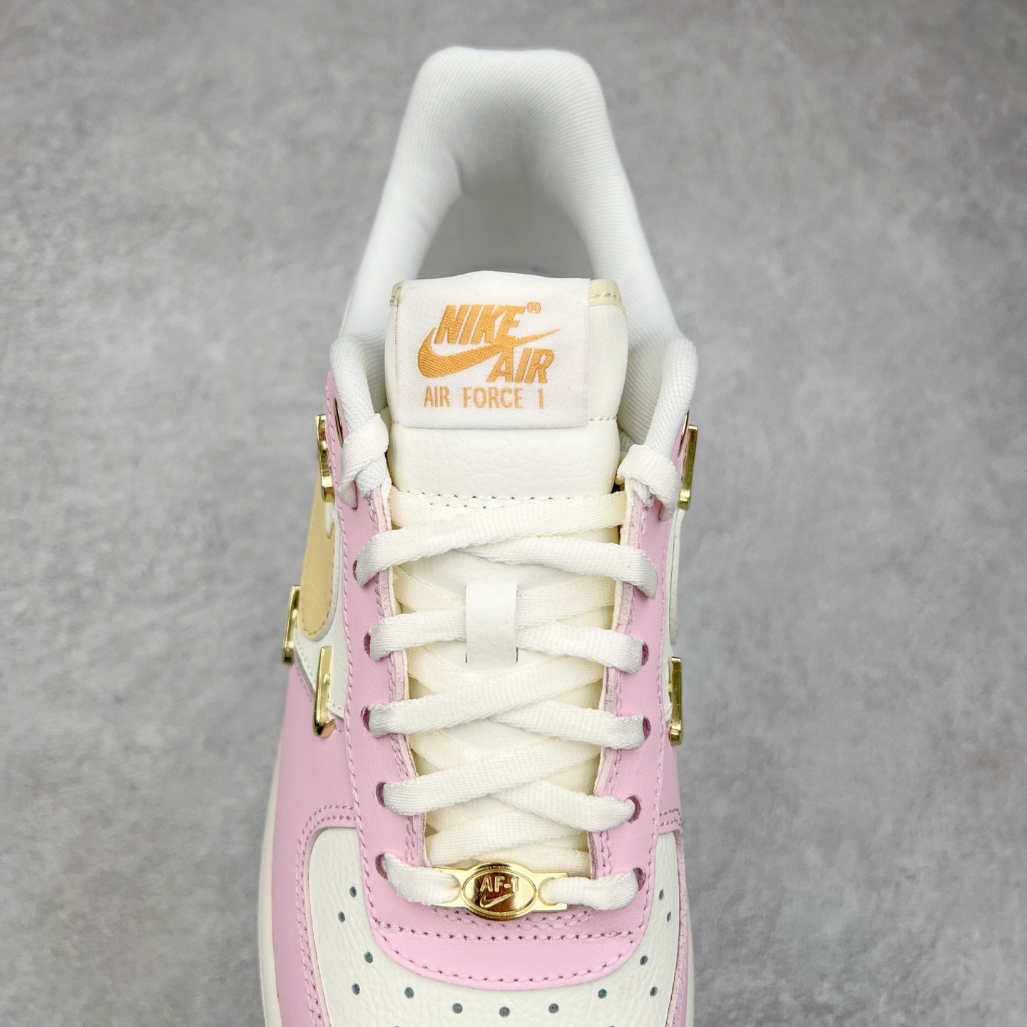 图片[5]-NK Air Force 1´07 Low 空军一号低帮百搭休闲运动板鞋 SJ6698-025 柔软、弹性十足的缓震性能和出色的中底设计 横跨复古与现代的外型结合 造就出风靡全球 三十多年的Force 1 直到今天还深受青睐 尺码：36 36.5 37.5 38 38.5 39 40 40.5 41 42 42.5 43 44 44.5 45-选品中心