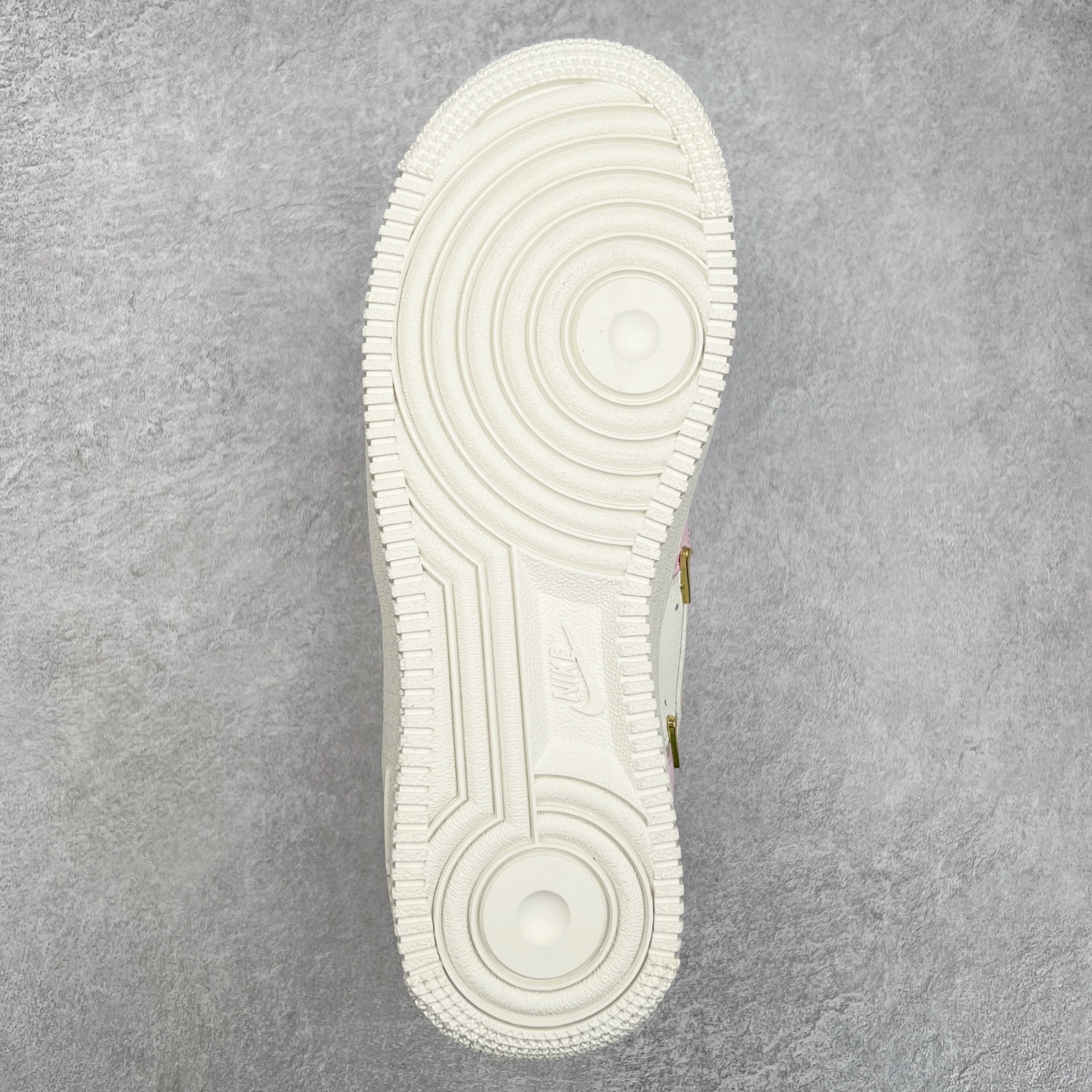 图片[9]-NK Air Force 1´07 Low 空军一号低帮百搭休闲运动板鞋 SJ6698-025 柔软、弹性十足的缓震性能和出色的中底设计 横跨复古与现代的外型结合 造就出风靡全球 三十多年的Force 1 直到今天还深受青睐 尺码：36 36.5 37.5 38 38.5 39 40 40.5 41 42 42.5 43 44 44.5 45-选品中心