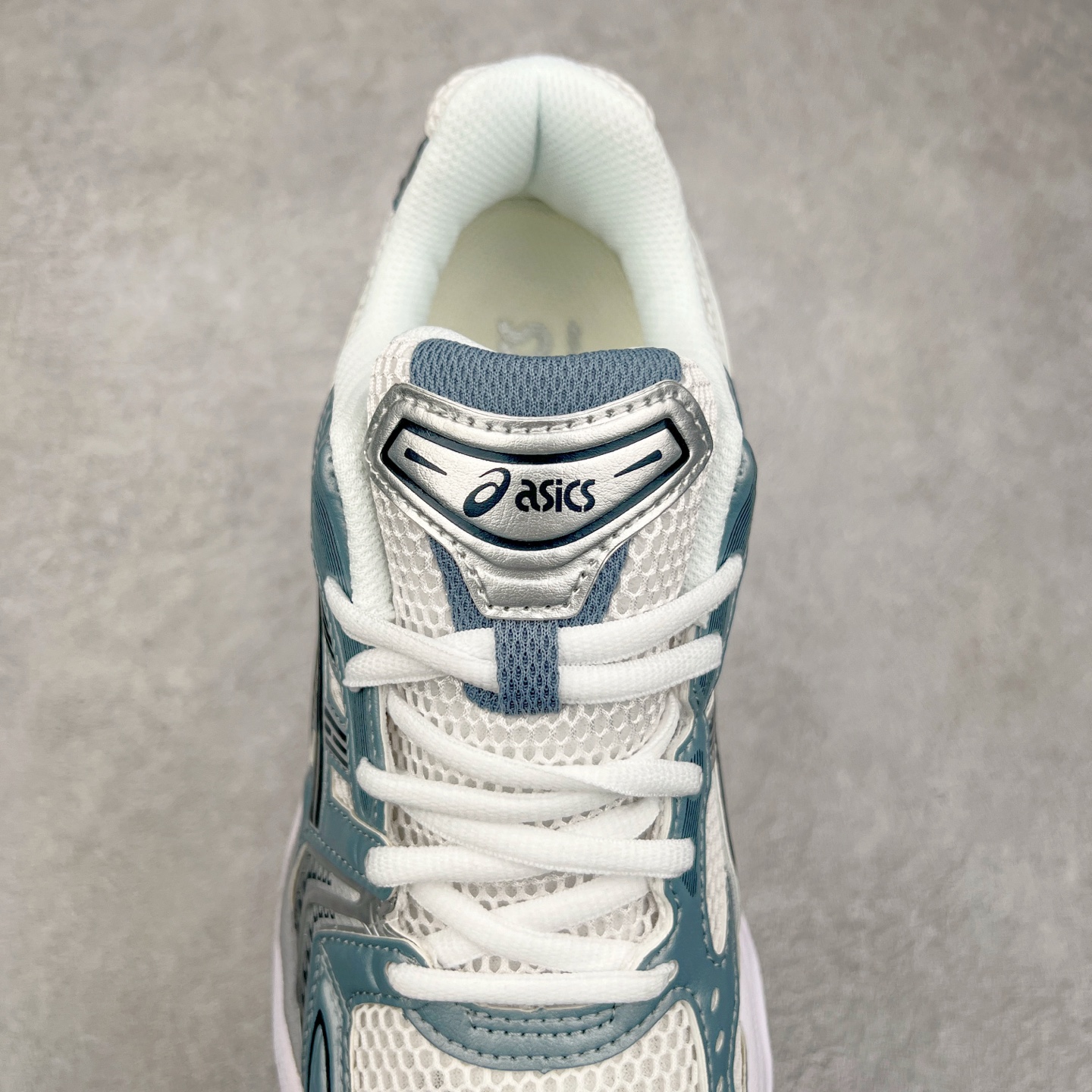 图片[5]-＃HK纯原 ASICS GEL-KAYANO 14 亚瑟士K14系列户外复古潮流百搭织物合成革缓震休闲跑步鞋 原装纸板楦头开发 独家私模五层组合大底 原厂定制缓震硅胶加持 原盒原配 官方四联吊牌 原装Ortholite轻量化鞋垫 设计师 Hidenori Yamashita 以「Flash」一词为灵感 创造出未来感金属色鞋面 改造升级内在性能 由内而外全面革新 为 GEL-KAYANO 家族传承及经典跑鞋文化的延续 创下里程碑式作品 K14跑鞋重新诠释了复古的跑步形状 并以其 2000 年代后期的美学理念重新铺装 银色与蓝色的鞋面极为高档 网面铺陈与鞋面、鞋头多处细节位增添了透气性 鞋后跟部中底上以及多密度耐磨鞋底增加了 GEL 缓震胶 提供高抗冲击性、缓冲性、可保护脚部免受地面冲击的影响 穿着舒适性十足 尺码：35.5 36 37 37.5 38 39 39.5 40.5 41.5 42 42.5 43.5 44 45-选品中心