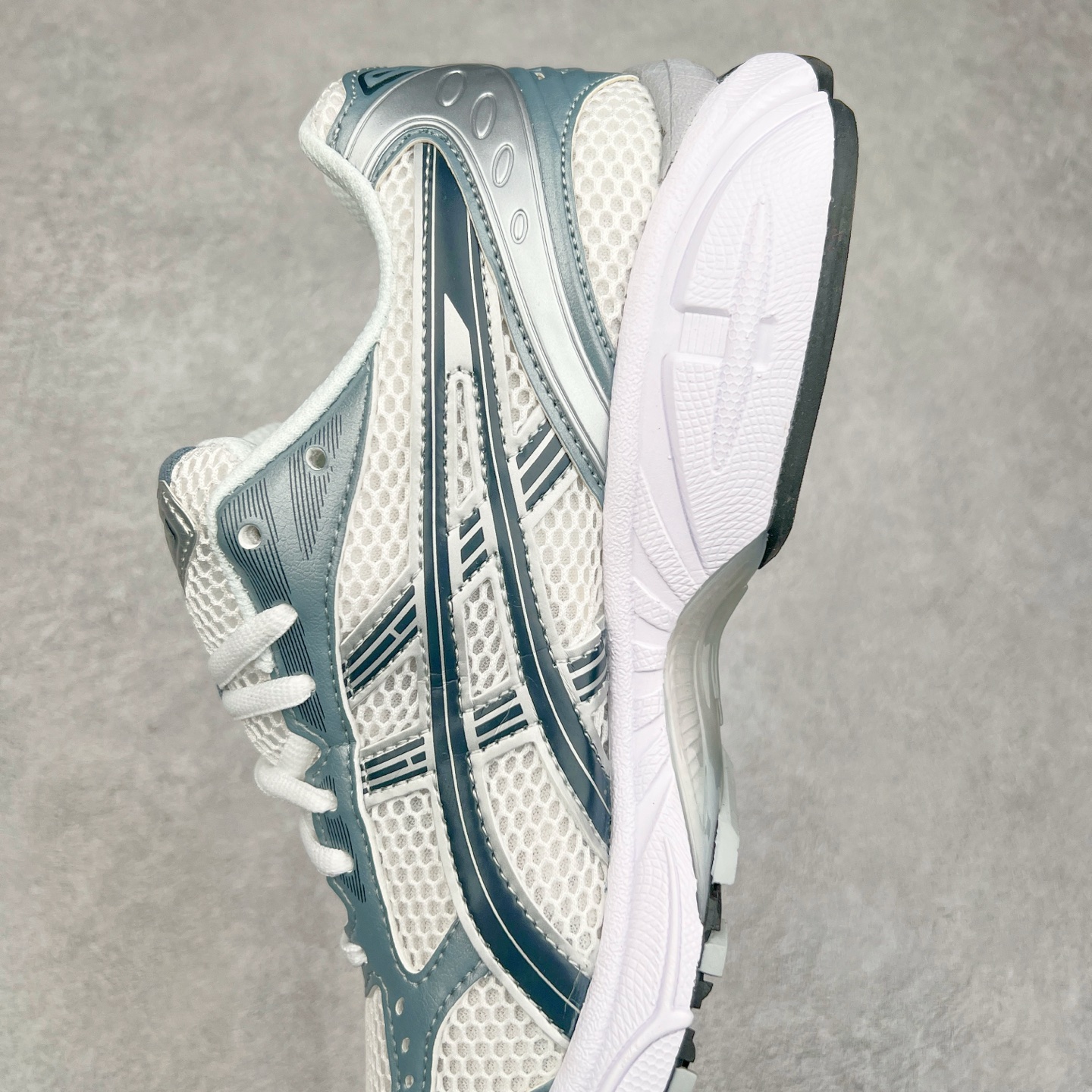 图片[7]-＃HK纯原 ASICS GEL-KAYANO 14 亚瑟士K14系列户外复古潮流百搭织物合成革缓震休闲跑步鞋 原装纸板楦头开发 独家私模五层组合大底 原厂定制缓震硅胶加持 原盒原配 官方四联吊牌 原装Ortholite轻量化鞋垫 设计师 Hidenori Yamashita 以「Flash」一词为灵感 创造出未来感金属色鞋面 改造升级内在性能 由内而外全面革新 为 GEL-KAYANO 家族传承及经典跑鞋文化的延续 创下里程碑式作品 K14跑鞋重新诠释了复古的跑步形状 并以其 2000 年代后期的美学理念重新铺装 银色与蓝色的鞋面极为高档 网面铺陈与鞋面、鞋头多处细节位增添了透气性 鞋后跟部中底上以及多密度耐磨鞋底增加了 GEL 缓震胶 提供高抗冲击性、缓冲性、可保护脚部免受地面冲击的影响 穿着舒适性十足 尺码：35.5 36 37 37.5 38 39 39.5 40.5 41.5 42 42.5 43.5 44 45-选品中心