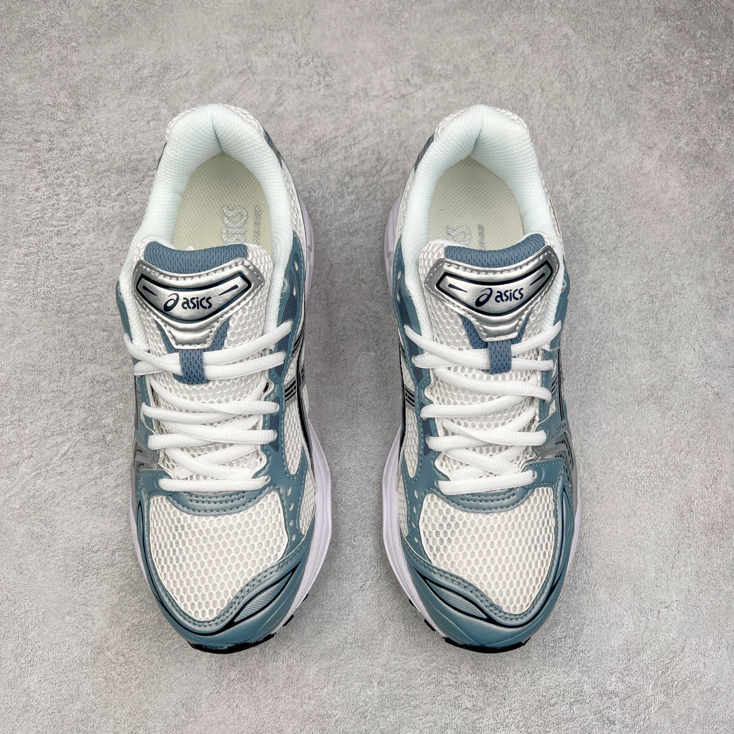 图片[2]-＃HK纯原 ASICS GEL-KAYANO 14 亚瑟士K14系列户外复古潮流百搭织物合成革缓震休闲跑步鞋 原装纸板楦头开发 独家私模五层组合大底 原厂定制缓震硅胶加持 原盒原配 官方四联吊牌 原装Ortholite轻量化鞋垫 设计师 Hidenori Yamashita 以「Flash」一词为灵感 创造出未来感金属色鞋面 改造升级内在性能 由内而外全面革新 为 GEL-KAYANO 家族传承及经典跑鞋文化的延续 创下里程碑式作品 K14跑鞋重新诠释了复古的跑步形状 并以其 2000 年代后期的美学理念重新铺装 银色与蓝色的鞋面极为高档 网面铺陈与鞋面、鞋头多处细节位增添了透气性 鞋后跟部中底上以及多密度耐磨鞋底增加了 GEL 缓震胶 提供高抗冲击性、缓冲性、可保护脚部免受地面冲击的影响 穿着舒适性十足 尺码：35.5 36 37 37.5 38 39 39.5 40.5 41.5 42 42.5 43.5 44 45-选品中心