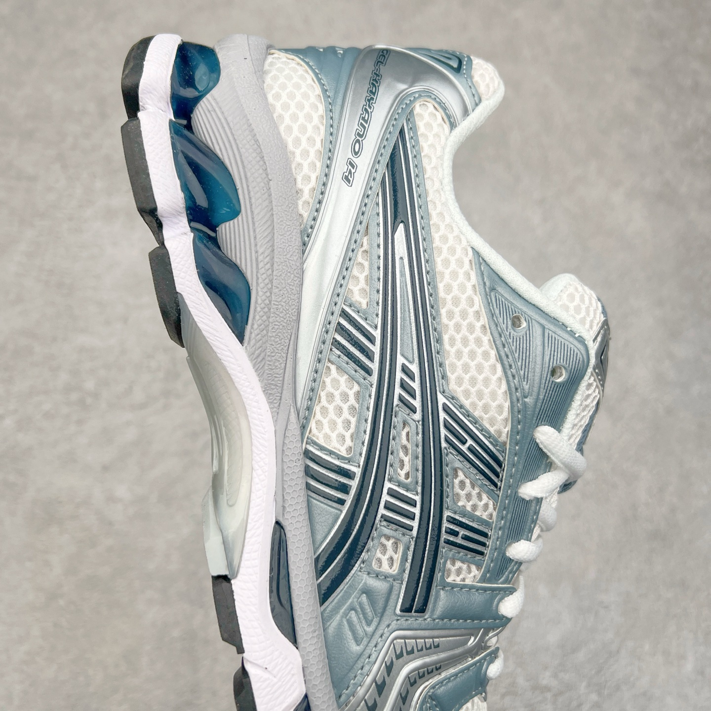 图片[6]-＃HK纯原 ASICS GEL-KAYANO 14 亚瑟士K14系列户外复古潮流百搭织物合成革缓震休闲跑步鞋 原装纸板楦头开发 独家私模五层组合大底 原厂定制缓震硅胶加持 原盒原配 官方四联吊牌 原装Ortholite轻量化鞋垫 设计师 Hidenori Yamashita 以「Flash」一词为灵感 创造出未来感金属色鞋面 改造升级内在性能 由内而外全面革新 为 GEL-KAYANO 家族传承及经典跑鞋文化的延续 创下里程碑式作品 K14跑鞋重新诠释了复古的跑步形状 并以其 2000 年代后期的美学理念重新铺装 银色与蓝色的鞋面极为高档 网面铺陈与鞋面、鞋头多处细节位增添了透气性 鞋后跟部中底上以及多密度耐磨鞋底增加了 GEL 缓震胶 提供高抗冲击性、缓冲性、可保护脚部免受地面冲击的影响 穿着舒适性十足 尺码：35.5 36 37 37.5 38 39 39.5 40.5 41.5 42 42.5 43.5 44 45-选品中心
