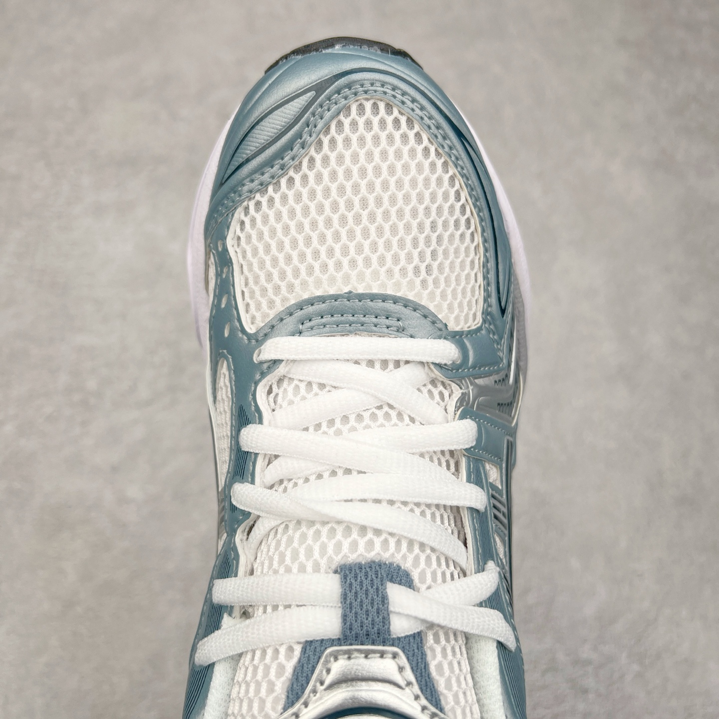 图片[4]-＃HK纯原 ASICS GEL-KAYANO 14 亚瑟士K14系列户外复古潮流百搭织物合成革缓震休闲跑步鞋 原装纸板楦头开发 独家私模五层组合大底 原厂定制缓震硅胶加持 原盒原配 官方四联吊牌 原装Ortholite轻量化鞋垫 设计师 Hidenori Yamashita 以「Flash」一词为灵感 创造出未来感金属色鞋面 改造升级内在性能 由内而外全面革新 为 GEL-KAYANO 家族传承及经典跑鞋文化的延续 创下里程碑式作品 K14跑鞋重新诠释了复古的跑步形状 并以其 2000 年代后期的美学理念重新铺装 银色与蓝色的鞋面极为高档 网面铺陈与鞋面、鞋头多处细节位增添了透气性 鞋后跟部中底上以及多密度耐磨鞋底增加了 GEL 缓震胶 提供高抗冲击性、缓冲性、可保护脚部免受地面冲击的影响 穿着舒适性十足 尺码：35.5 36 37 37.5 38 39 39.5 40.5 41.5 42 42.5 43.5 44 45-选品中心