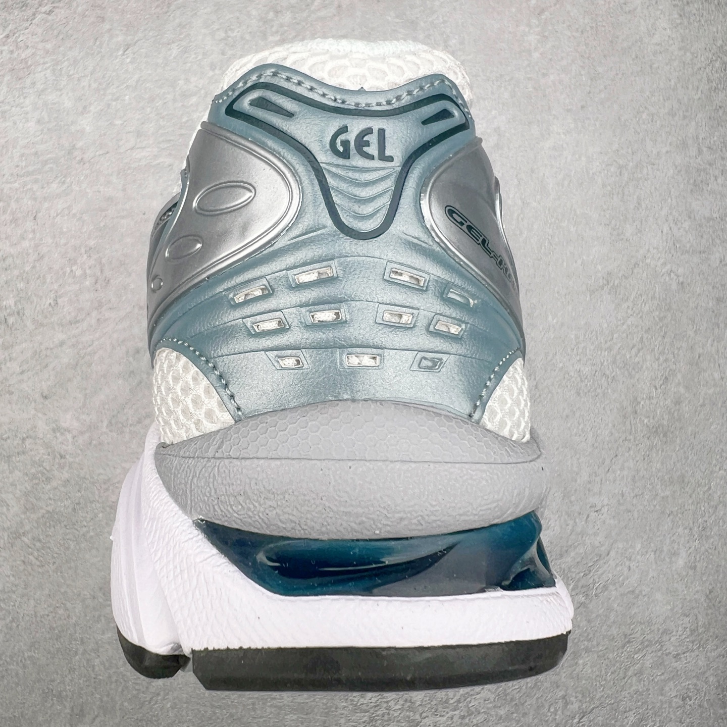 图片[8]-＃HK纯原 ASICS GEL-KAYANO 14 亚瑟士K14系列户外复古潮流百搭织物合成革缓震休闲跑步鞋 原装纸板楦头开发 独家私模五层组合大底 原厂定制缓震硅胶加持 原盒原配 官方四联吊牌 原装Ortholite轻量化鞋垫 设计师 Hidenori Yamashita 以「Flash」一词为灵感 创造出未来感金属色鞋面 改造升级内在性能 由内而外全面革新 为 GEL-KAYANO 家族传承及经典跑鞋文化的延续 创下里程碑式作品 K14跑鞋重新诠释了复古的跑步形状 并以其 2000 年代后期的美学理念重新铺装 银色与蓝色的鞋面极为高档 网面铺陈与鞋面、鞋头多处细节位增添了透气性 鞋后跟部中底上以及多密度耐磨鞋底增加了 GEL 缓震胶 提供高抗冲击性、缓冲性、可保护脚部免受地面冲击的影响 穿着舒适性十足 尺码：35.5 36 37 37.5 38 39 39.5 40.5 41.5 42 42.5 43.5 44 45-选品中心