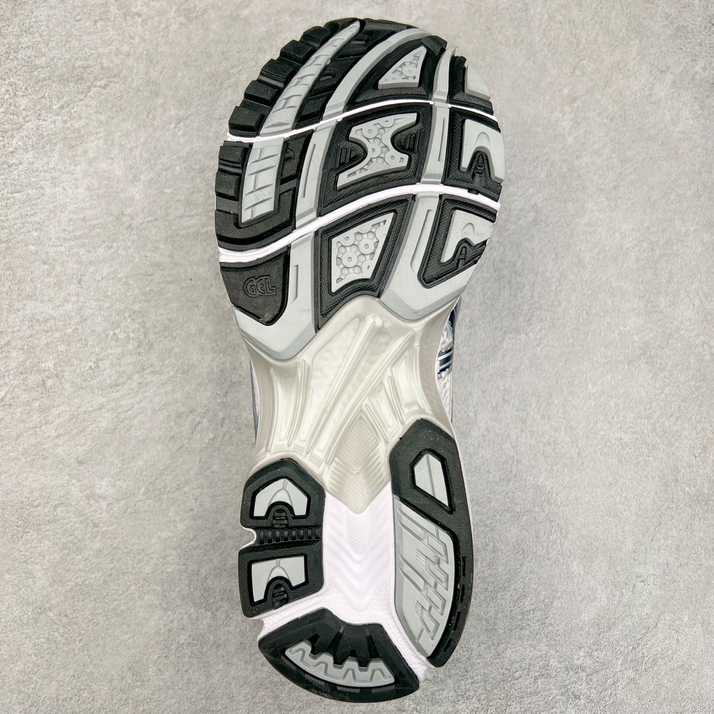 图片[9]-＃HK纯原 ASICS GEL-KAYANO 14 亚瑟士K14系列户外复古潮流百搭织物合成革缓震休闲跑步鞋 原装纸板楦头开发 独家私模五层组合大底 原厂定制缓震硅胶加持 原盒原配 官方四联吊牌 原装Ortholite轻量化鞋垫 设计师 Hidenori Yamashita 以「Flash」一词为灵感 创造出未来感金属色鞋面 改造升级内在性能 由内而外全面革新 为 GEL-KAYANO 家族传承及经典跑鞋文化的延续 创下里程碑式作品 K14跑鞋重新诠释了复古的跑步形状 并以其 2000 年代后期的美学理念重新铺装 银色与蓝色的鞋面极为高档 网面铺陈与鞋面、鞋头多处细节位增添了透气性 鞋后跟部中底上以及多密度耐磨鞋底增加了 GEL 缓震胶 提供高抗冲击性、缓冲性、可保护脚部免受地面冲击的影响 穿着舒适性十足 尺码：35.5 36 37 37.5 38 39 39.5 40.5 41.5 42 42.5 43.5 44 45-选品中心