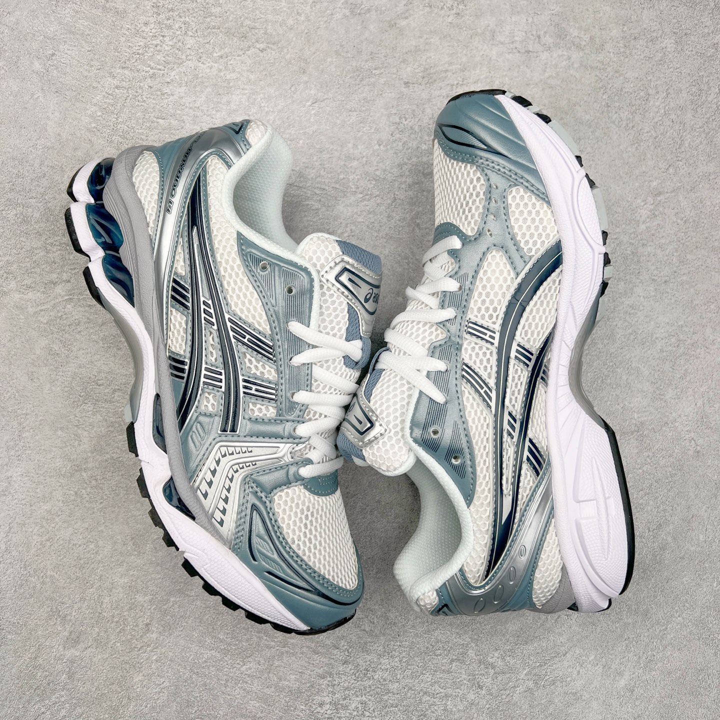 图片[3]-＃HK纯原 ASICS GEL-KAYANO 14 亚瑟士K14系列户外复古潮流百搭织物合成革缓震休闲跑步鞋 原装纸板楦头开发 独家私模五层组合大底 原厂定制缓震硅胶加持 原盒原配 官方四联吊牌 原装Ortholite轻量化鞋垫 设计师 Hidenori Yamashita 以「Flash」一词为灵感 创造出未来感金属色鞋面 改造升级内在性能 由内而外全面革新 为 GEL-KAYANO 家族传承及经典跑鞋文化的延续 创下里程碑式作品 K14跑鞋重新诠释了复古的跑步形状 并以其 2000 年代后期的美学理念重新铺装 银色与蓝色的鞋面极为高档 网面铺陈与鞋面、鞋头多处细节位增添了透气性 鞋后跟部中底上以及多密度耐磨鞋底增加了 GEL 缓震胶 提供高抗冲击性、缓冲性、可保护脚部免受地面冲击的影响 穿着舒适性十足 尺码：35.5 36 37 37.5 38 39 39.5 40.5 41.5 42 42.5 43.5 44 45-选品中心