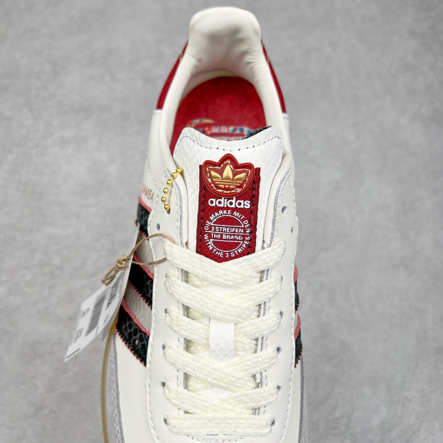 图片[5]-AD Original Samba OG 复古经典轻便板鞋 JQ5976 这款桑巴鞋展示了高质量的工艺 带有装饰的超锁缝制和无缝的手感 柔软、柔软的皮革造型和标志性的3条纹完成了精致的外观 正规合身鞋带 鞋面上有绒面鞋垫 橡胶鞋底 享受正畸套筒软感 自50年代首次亮相以来就一直在赢得粉丝的青睐 尺码：36 36.5 37.5 38 38.5 39 40 40.5 41 42 42.5 43 44 44.5 45-选品中心