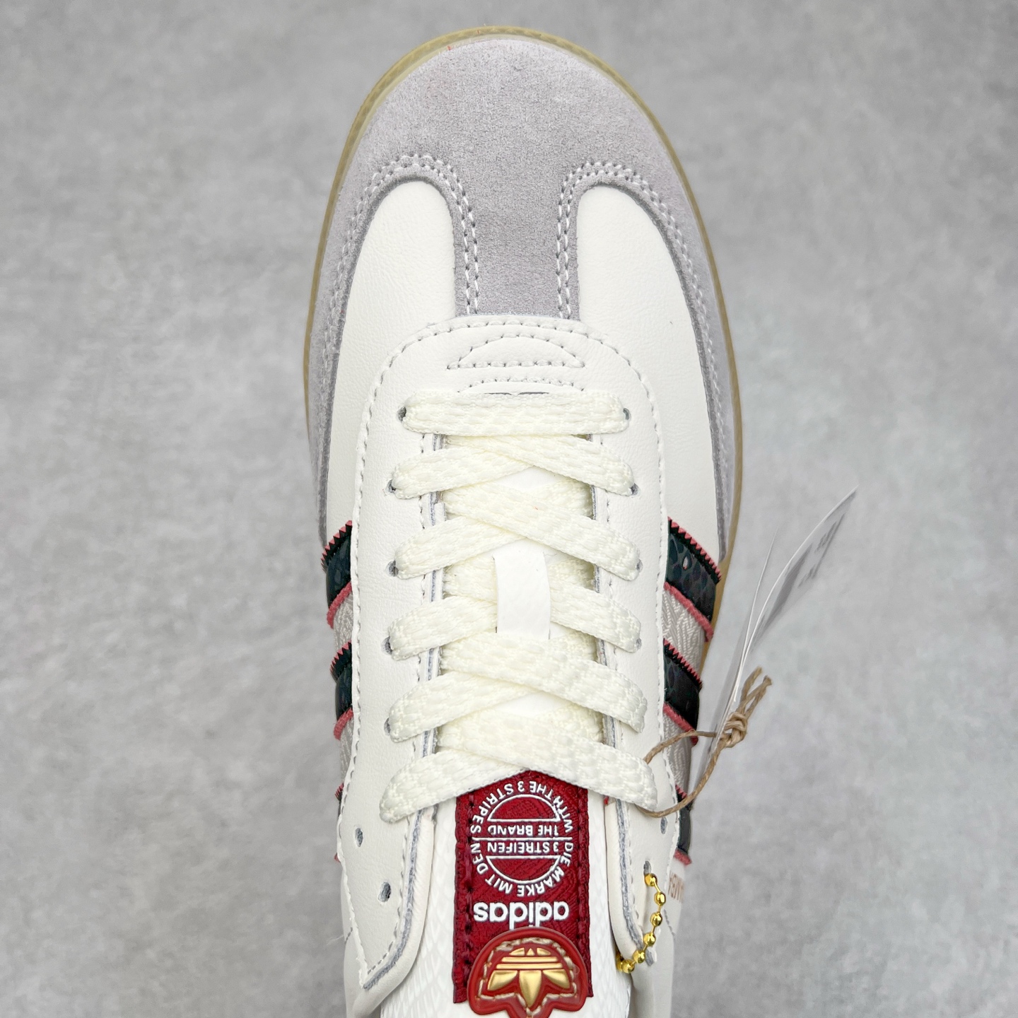 图片[4]-AD Original Samba OG 复古经典轻便板鞋 JQ5976 这款桑巴鞋展示了高质量的工艺 带有装饰的超锁缝制和无缝的手感 柔软、柔软的皮革造型和标志性的3条纹完成了精致的外观 正规合身鞋带 鞋面上有绒面鞋垫 橡胶鞋底 享受正畸套筒软感 自50年代首次亮相以来就一直在赢得粉丝的青睐 尺码：36 36.5 37.5 38 38.5 39 40 40.5 41 42 42.5 43 44 44.5 45-选品中心