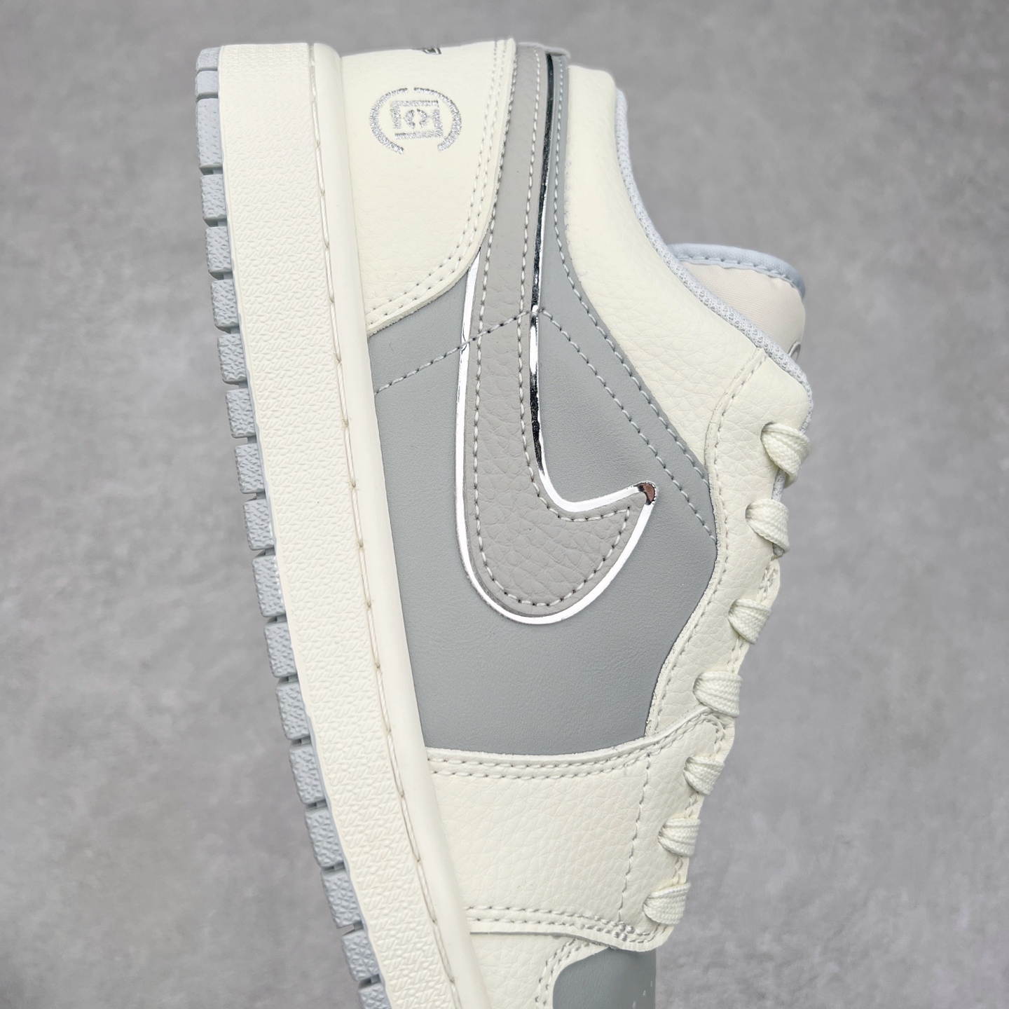 图片[6]-Air Jordan AJ1 Low 低帮定制 DC2024-024 原厂内置气垫魔块 A模大底 头层小牛皮 鞋舌AJ原厂专用牛津布+AJ专用反口珍珠布+原厂无杂质高弹内里海棉+特殊封边弹力鞋带 尺码：36 36.5 37.5 38 38.5 39 40 40.5 41 42 42.5 43 44 44.5 45 46 47.5-选品中心