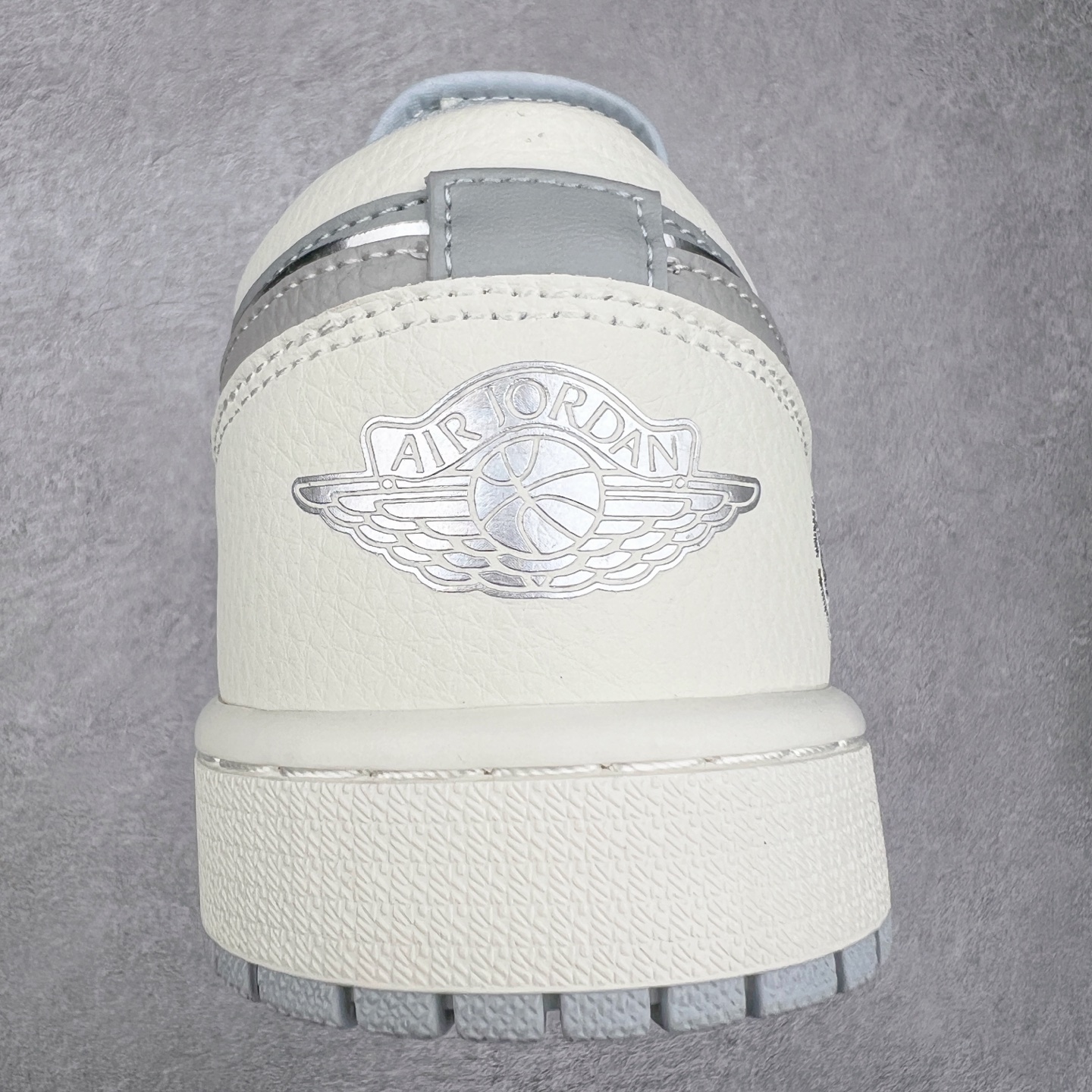 图片[8]-Air Jordan AJ1 Low 低帮定制 DC2024-024 原厂内置气垫魔块 A模大底 头层小牛皮 鞋舌AJ原厂专用牛津布+AJ专用反口珍珠布+原厂无杂质高弹内里海棉+特殊封边弹力鞋带 尺码：36 36.5 37.5 38 38.5 39 40 40.5 41 42 42.5 43 44 44.5 45 46 47.5-选品中心