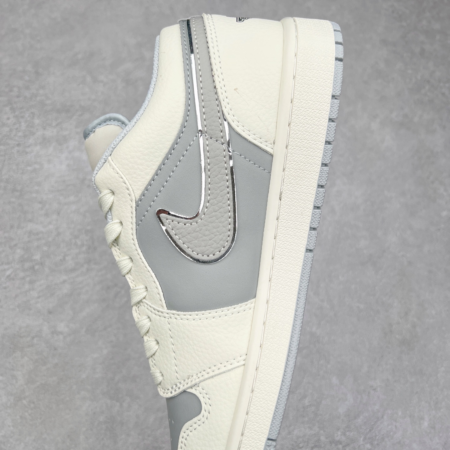 图片[7]-Air Jordan AJ1 Low 低帮定制 DC2024-024 原厂内置气垫魔块 A模大底 头层小牛皮 鞋舌AJ原厂专用牛津布+AJ专用反口珍珠布+原厂无杂质高弹内里海棉+特殊封边弹力鞋带 尺码：36 36.5 37.5 38 38.5 39 40 40.5 41 42 42.5 43 44 44.5 45 46 47.5-选品中心