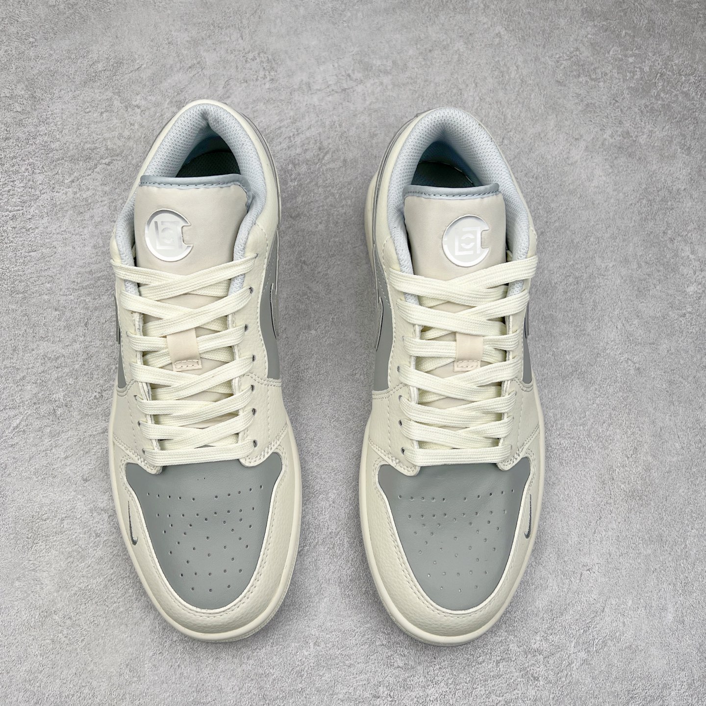 图片[2]-Air Jordan AJ1 Low 低帮定制 DC2024-024 原厂内置气垫魔块 A模大底 头层小牛皮 鞋舌AJ原厂专用牛津布+AJ专用反口珍珠布+原厂无杂质高弹内里海棉+特殊封边弹力鞋带 尺码：36 36.5 37.5 38 38.5 39 40 40.5 41 42 42.5 43 44 44.5 45 46 47.5-选品中心