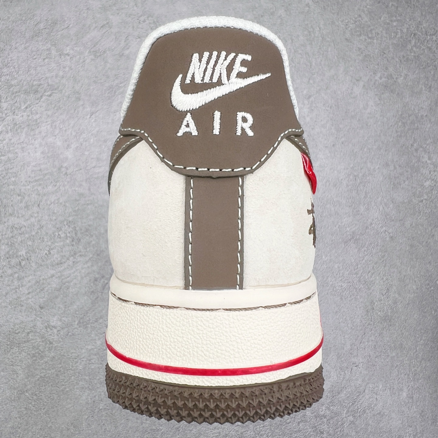 图片[8]-NK Air Force 1´07 Low 空军一号低帮百搭休闲运动板鞋 SJ6698-025 柔软、弹性十足的缓震性能和出色的中底设计 横跨复古与现代的外型结合 造就出风靡全球 三十多年的Force 1 直到今天还深受青睐 尺码：36 36.5 37.5 38 38.5 39 40 40.5 41 42 42.5 43 44 44.5 45-选品中心