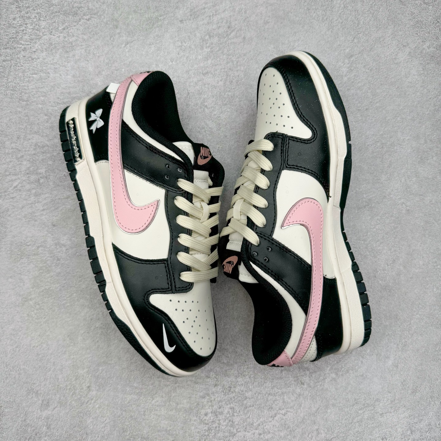 图片[3]-＃YC纯原 NK Dunk Low 星辰蝶梦 BP1220-009 定制系列天花板 无原鞋不开发 全系列得物原鞋一比一校对开发 配色持续更新中 终端对接 优势输出 全套原厂楦头原纸板数据档案倾力打造 原汁原味莞产 极致还原 圈内最强针车工艺 高端零售指定版 广东原厂配套原盒原标 鞋盒分三个尺码段 原厂冲刀 超高清洁度 全鞋零毛边皮料切割 采用原厂百宏鞋带以及原厂百宏织唛舌标 内标可供原厂几率过验 进口原装条纹中底布 四线拉帮白色点胶 原厂拉帮手法遵循公司 原厂电绣 极致还原 尺码：36 36.5 37.5 38 38.5 39 40 40.5 41 42 42.5 43 44 44.5 45 46-选品中心