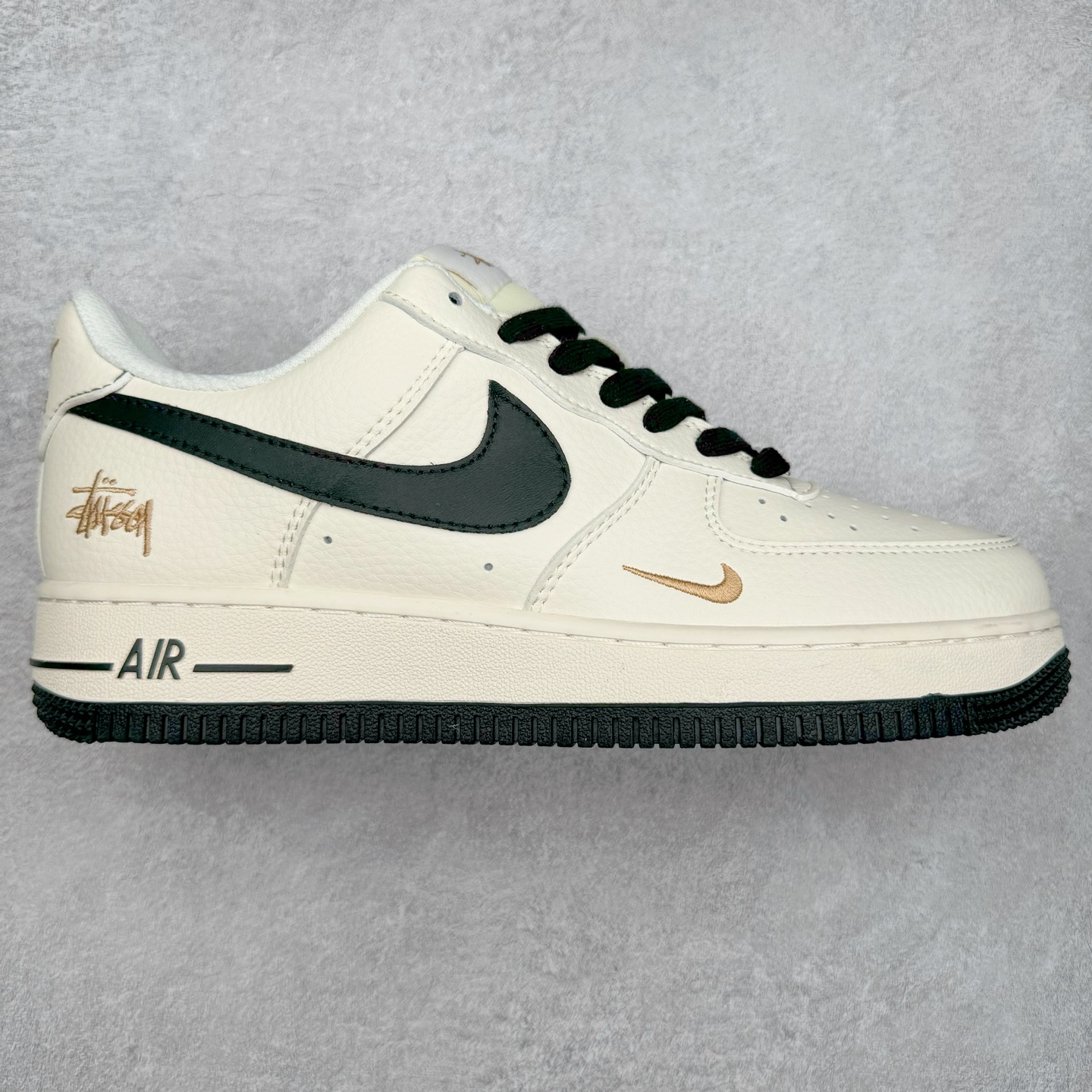 NK Air Force 1´07 Low 空军一号低帮百搭休闲运动板鞋 XZ6188-720 柔软、弹性十足的缓震性能和出色的中底设计 横跨复古与现代的外型结合 造就出风靡全球 三十多年的Force 1 直到今天还深受青睐 尺码:36 36.5 37.5 38 38.5 39 40 40.5 41 42 42.5 43 44 44.5 45-选品中心