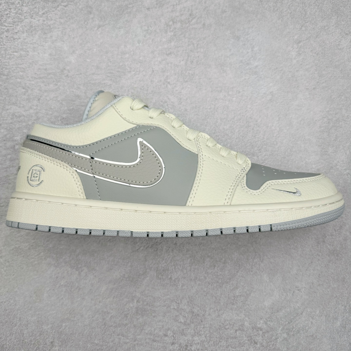 Air Jordan AJ1 Low 低帮定制 DC2024-024 原厂内置气垫魔块 A模大底 头层小牛皮 鞋舌AJ原厂专用牛津布+AJ专用反口珍珠布+原厂无杂质高弹内里海棉+特殊封边弹力鞋带 尺码：36 36.5 37.5 38 38.5 39 40 40.5 41 42 42.5 43 44 44.5 45 46 47.5-选品中心