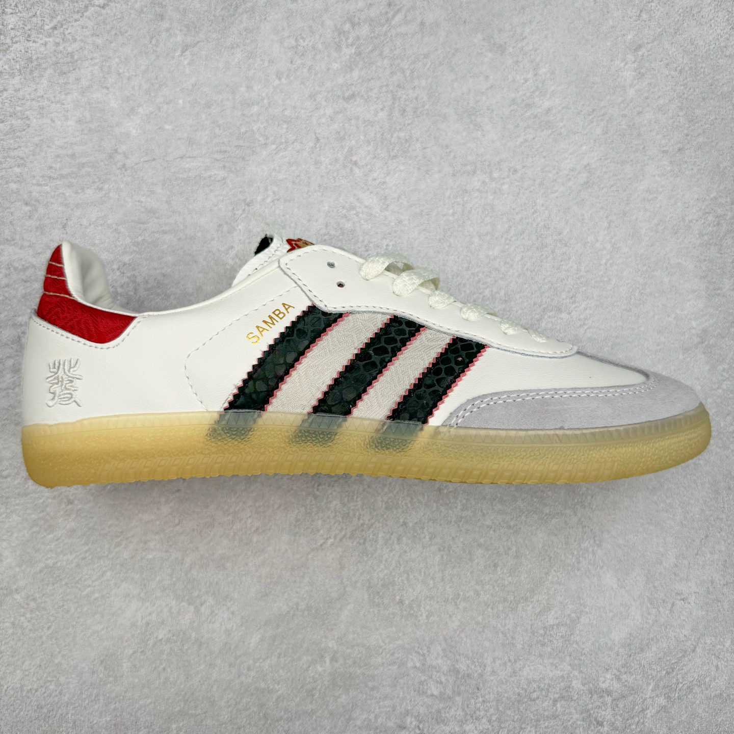 AD Original Samba OG 复古经典轻便板鞋 JQ5976 这款桑巴鞋展示了高质量的工艺 带有装饰的超锁缝制和无缝的手感 柔软、柔软的皮革造型和标志性的3条纹完成了精致的外观 正规合身鞋带 鞋面上有绒面鞋垫 橡胶鞋底 享受正畸套筒软感 自50年代首次亮相以来就一直在赢得粉丝的青睐 尺码：36 36.5 37.5 38 38.5 39 40 40.5 41 42 42.5 43 44 44.5 45-选品中心