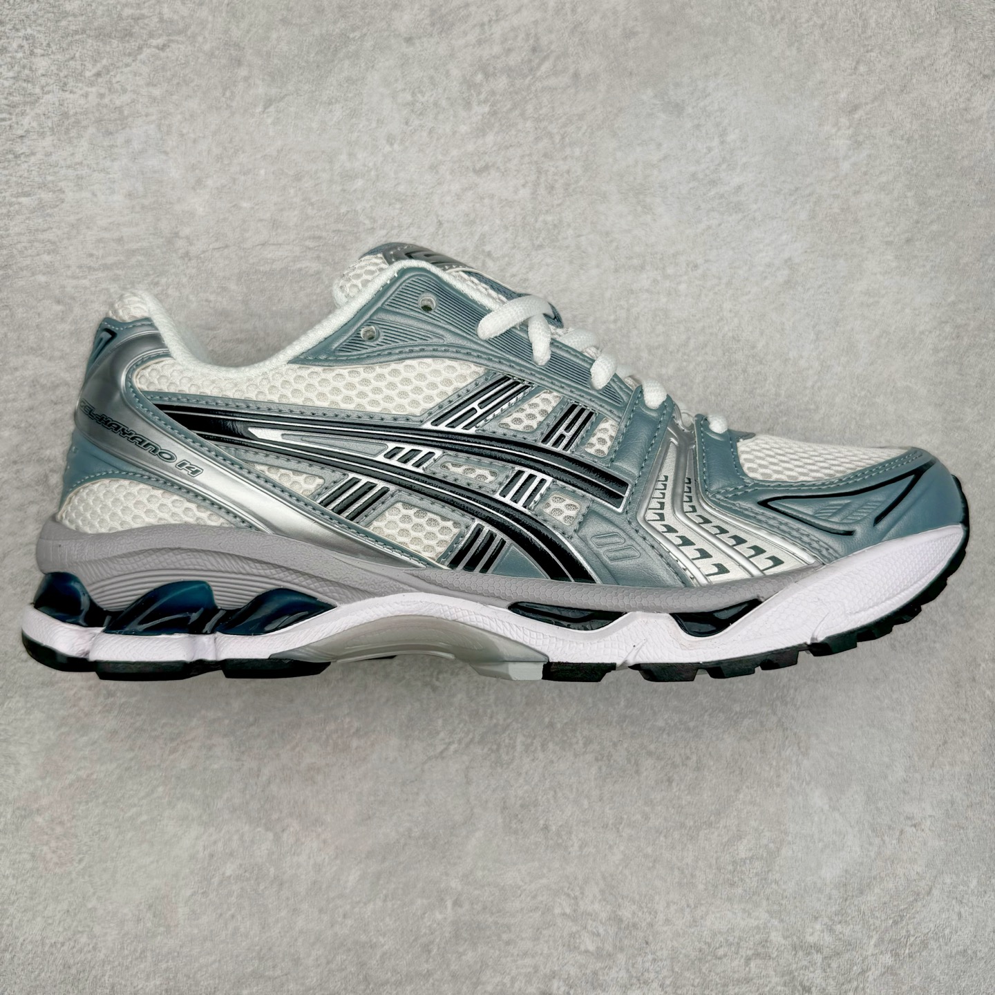＃HK纯原 ASICS GEL-KAYANO 14 亚瑟士K14系列户外复古潮流百搭织物合成革缓震休闲跑步鞋 原装纸板楦头开发 独家私模五层组合大底 原厂定制缓震硅胶加持 原盒原配 官方四联吊牌 原装Ortholite轻量化鞋垫 设计师 Hidenori Yamashita 以「Flash」一词为灵感 创造出未来感金属色鞋面 改造升级内在性能 由内而外全面革新 为 GEL-KAYANO 家族传承及经典跑鞋文化的延续 创下里程碑式作品 K14跑鞋重新诠释了复古的跑步形状 并以其 2000 年代后期的美学理念重新铺装 银色与蓝色的鞋面极为高档 网面铺陈与鞋面、鞋头多处细节位增添了透气性 鞋后跟部中底上以及多密度耐磨鞋底增加了 GEL 缓震胶 提供高抗冲击性、缓冲性、可保护脚部免受地面冲击的影响 穿着舒适性十足 尺码：35.5 36 37 37.5 38 39 39.5 40.5 41.5 42 42.5 43.5 44 45-选品中心