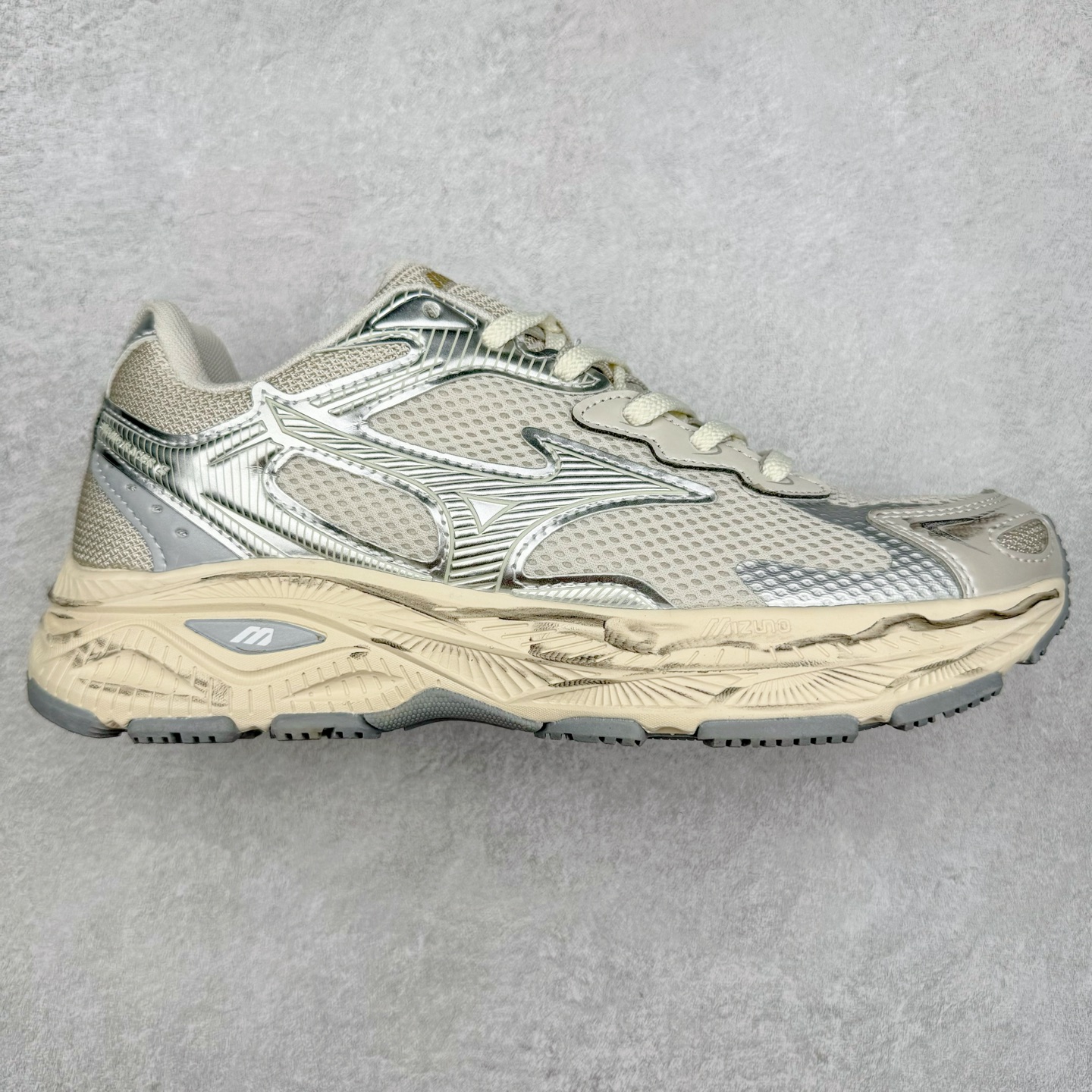 Mizuno Speed 2K 美津浓复古厚底织物合成革防滑耐磨透气低帮休闲跑步鞋 美津浓（Mizuno）是日本美津浓株式会社于1906年创立的运动品牌，经过一个多世纪的不断努力现已成为世界著名的运动器具、服装和鞋类生产商。美津浓力求服务于各类运动项目，并竭力使运动生活更加愉快和振奋。产品种类齐全，覆盖几乎全部主要运动项目，达到30万多个品类。尺码：36 36.5 37.5 38 38.5 39 40 40.5 41 42 42.5 43 44 44.5 45-选品中心