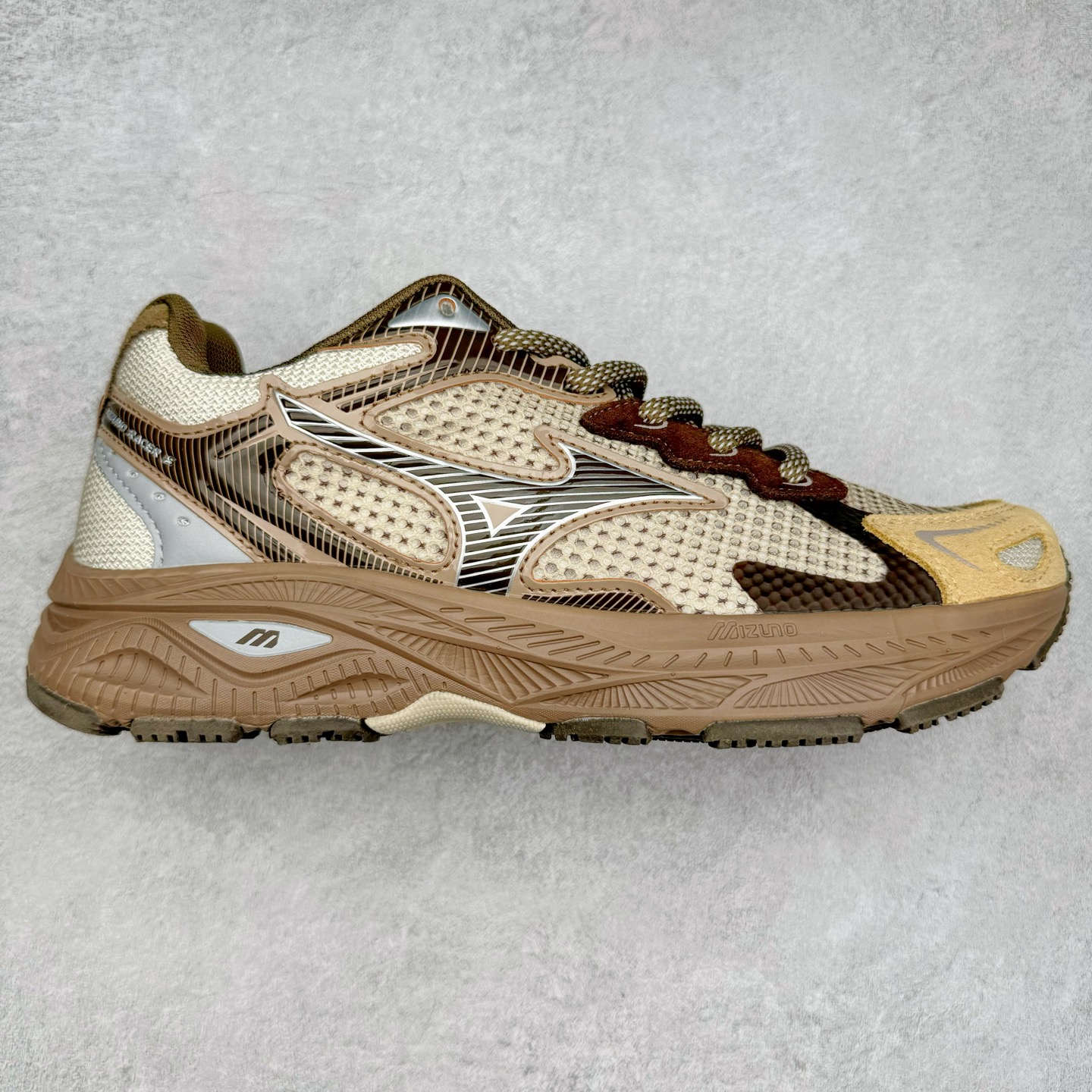 Mizuno Speed 2K 美津浓复古厚底织物合成革防滑耐磨透气低帮休闲跑步鞋 美津浓（Mizuno）是日本美津浓株式会社于1906年创立的运动品牌，经过一个多世纪的不断努力现已成为世界著名的运动器具、服装和鞋类生产商。美津浓力求服务于各类运动项目，并竭力使运动生活更加愉快和振奋。产品种类齐全，覆盖几乎全部主要运动项目，达到30万多个品类。尺码：36 36.5 37.5 38 38.5 39 40 40.5 41 42 42.5 43 44 44.5 45-选品中心