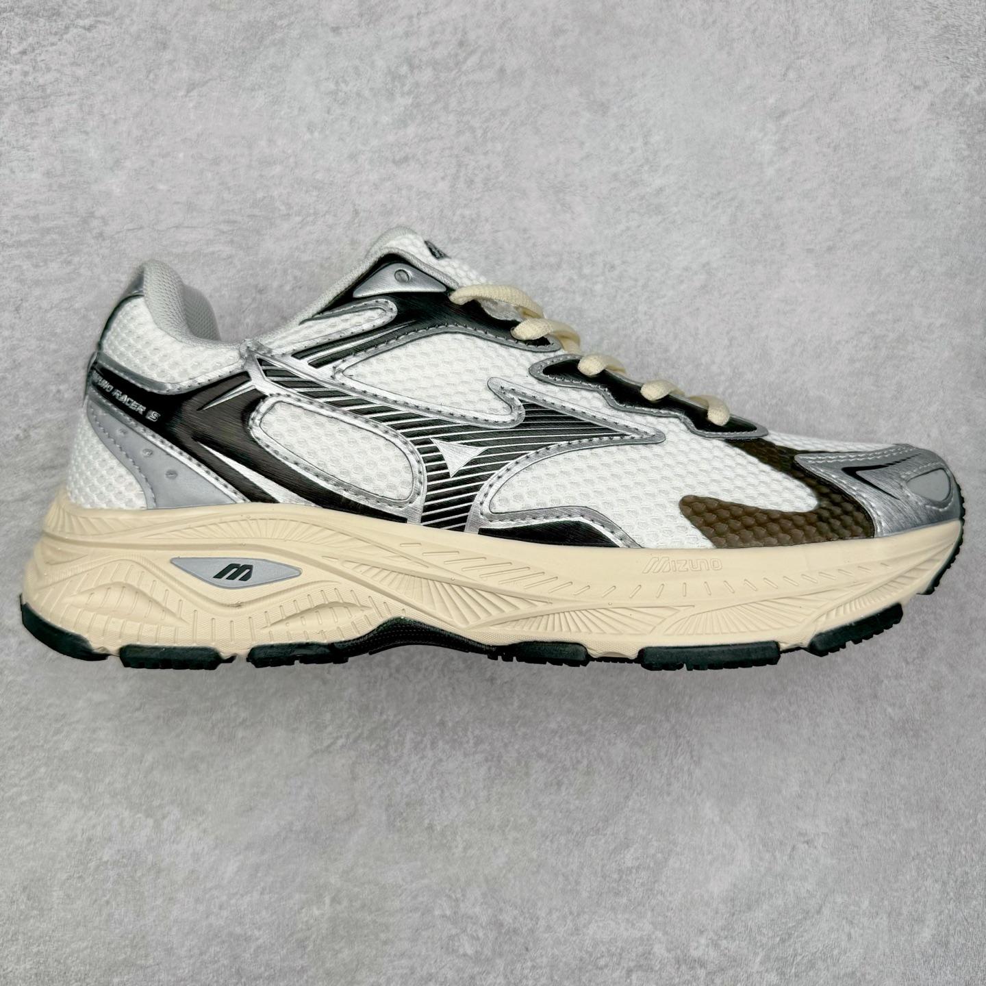 Mizuno Speed 2K 美津浓复古厚底织物合成革防滑耐磨透气低帮休闲跑步鞋 美津浓（Mizuno）是日本美津浓株式会社于1906年创立的运动品牌，经过一个多世纪的不断努力现已成为世界著名的运动器具、服装和鞋类生产商。美津浓力求服务于各类运动项目，并竭力使运动生活更加愉快和振奋。产品种类齐全，覆盖几乎全部主要运动项目，达到30万多个品类。尺码：36 36.5 37.5 38 38.5 39 40 40.5 41 42 42.5 43 44 44.5 45-选品中心