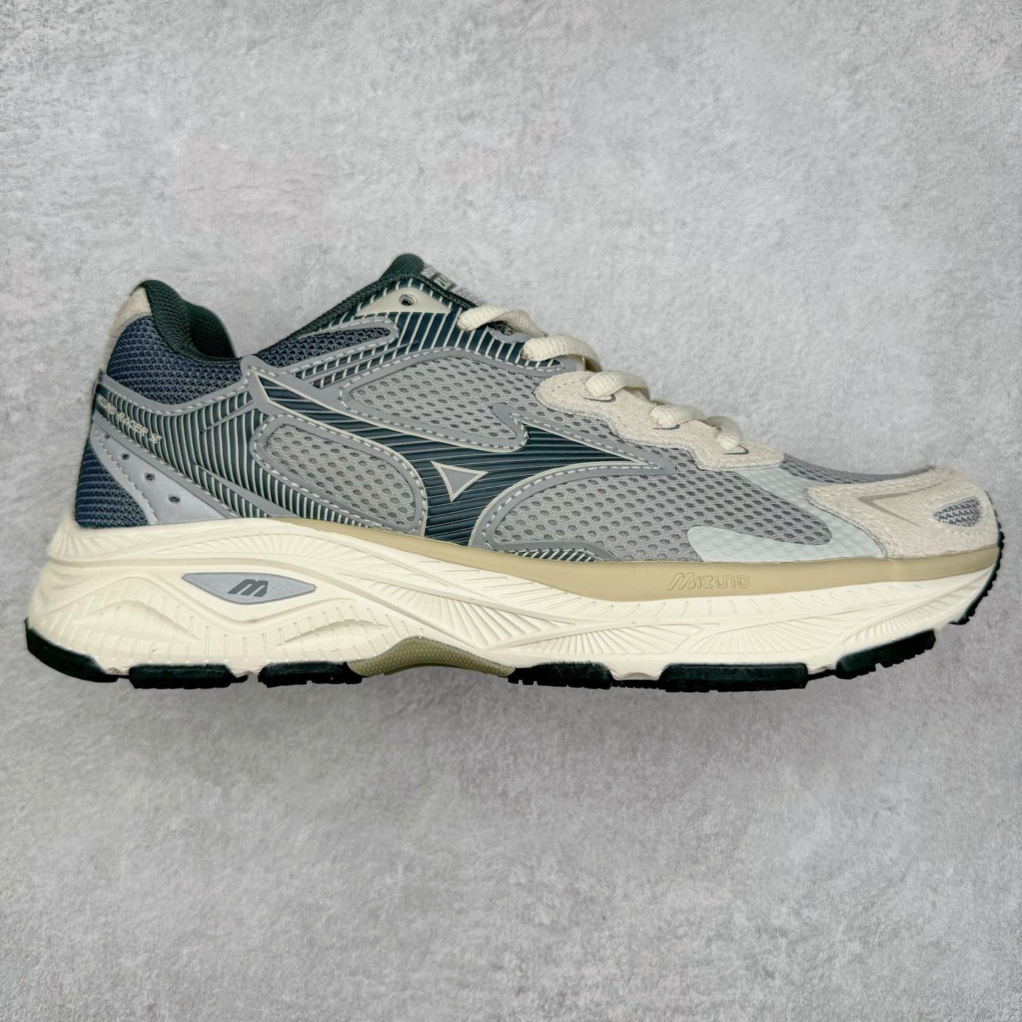 Mizuno Speed 2K 美津浓复古厚底织物合成革防滑耐磨透气低帮休闲跑步鞋 美津浓（Mizuno）是日本美津浓株式会社于1906年创立的运动品牌，经过一个多世纪的不断努力现已成为世界著名的运动器具、服装和鞋类生产商。美津浓力求服务于各类运动项目，并竭力使运动生活更加愉快和振奋。产品种类齐全，覆盖几乎全部主要运动项目，达到30万多个品类。尺码：36 36.5 37.5 38 38.5 39 40 40.5 41 42 42.5 43 44 44.5 45-选品中心