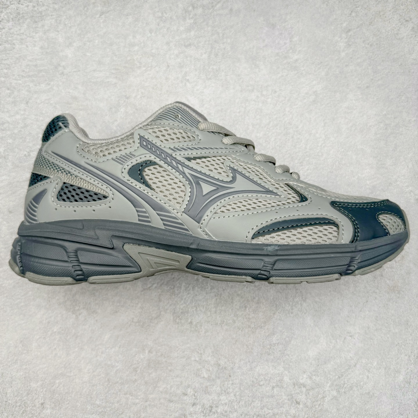 Mizuno Speed 2K 美津浓复古厚底织物合成革防滑耐磨透气低帮休闲跑步鞋 美津浓（Mizuno）是日本美津浓株式会社于1906年创立的运动品牌，经过一个多世纪的不断努力现已成为世界著名的运动器具、服装和鞋类生产商。美津浓力求服务于各类运动项目，并竭力使运动生活更加愉快和振奋。产品种类齐全，覆盖几乎全部主要运动项目，达到30万多个品类。尺码：36 36.5 37.5 38 38.5 39 40 40.5 41 42 42.5 43 44 44.5 45-选品中心