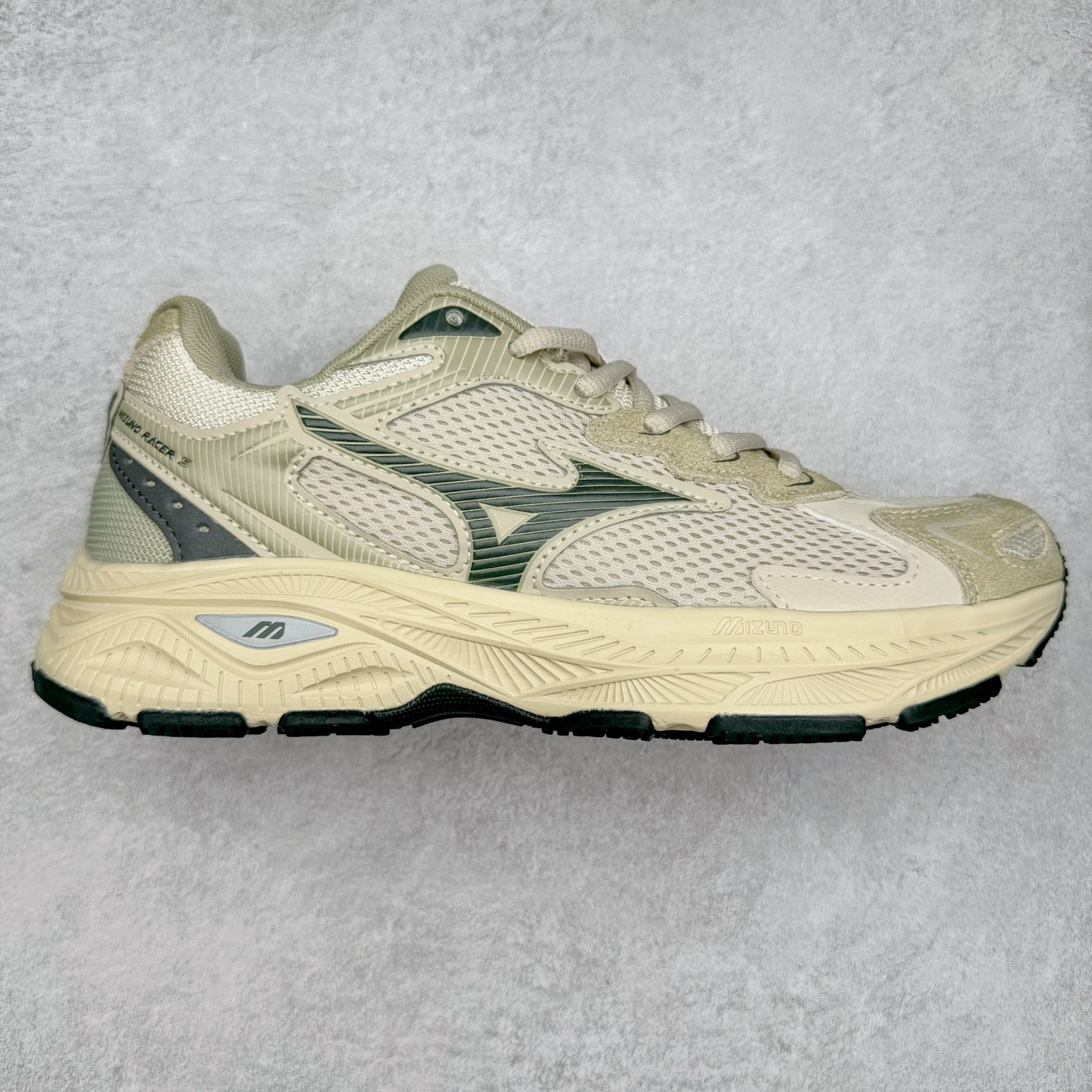 Mizuno Speed 2K 美津浓复古厚底织物合成革防滑耐磨透气低帮休闲跑步鞋 美津浓（Mizuno）是日本美津浓株式会社于1906年创立的运动品牌，经过一个多世纪的不断努力现已成为世界著名的运动器具、服装和鞋类生产商。美津浓力求服务于各类运动项目，并竭力使运动生活更加愉快和振奋。产品种类齐全，覆盖几乎全部主要运动项目，达到30万多个品类。尺码：36 36.5 37.5 38 38.5 39 40 40.5 41 42 42.5 43 44 44.5 45-选品中心