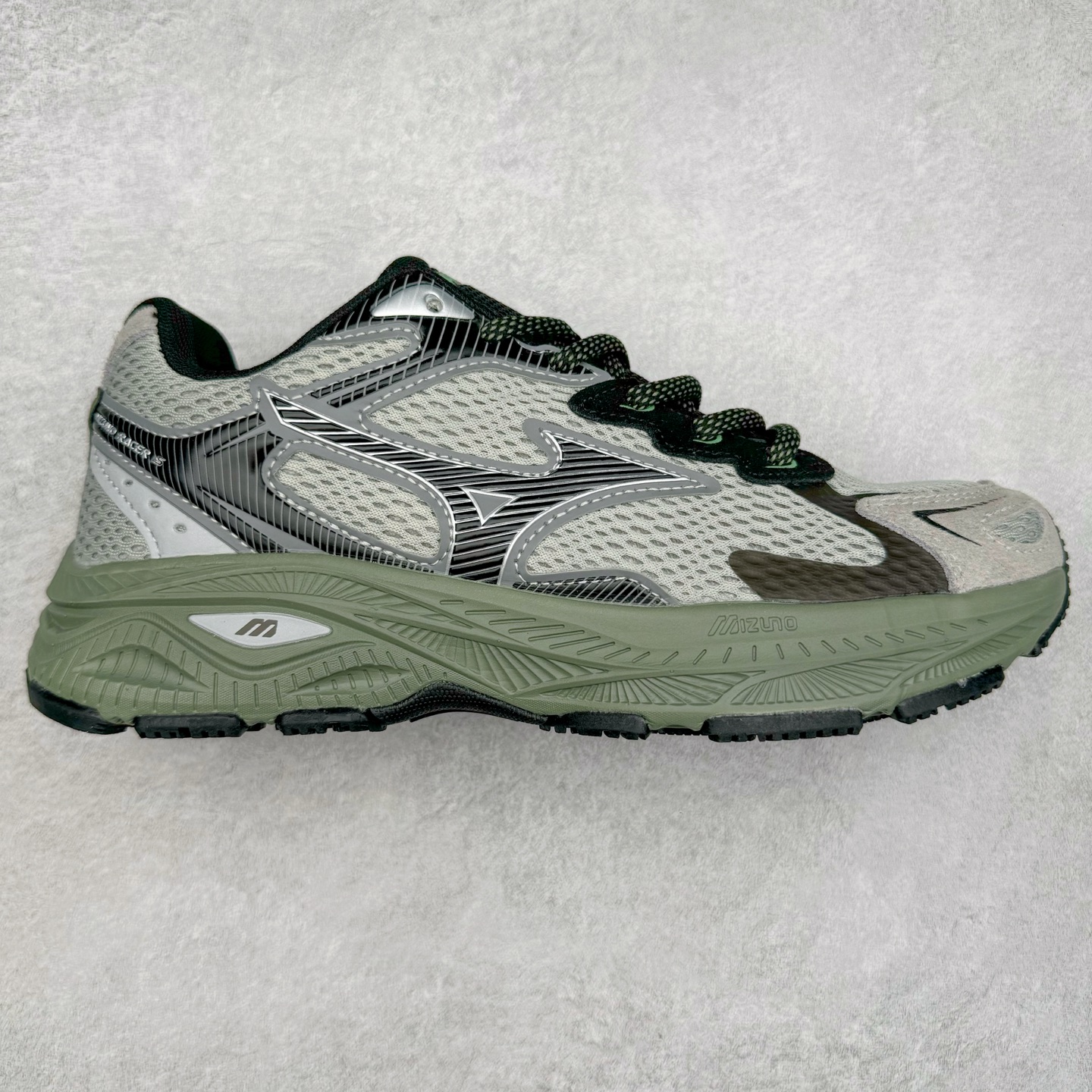 Mizuno Speed 2K 美津浓复古厚底织物合成革防滑耐磨透气低帮休闲跑步鞋 美津浓（Mizuno）是日本美津浓株式会社于1906年创立的运动品牌，经过一个多世纪的不断努力现已成为世界著名的运动器具、服装和鞋类生产商。美津浓力求服务于各类运动项目，并竭力使运动生活更加愉快和振奋。产品种类齐全，覆盖几乎全部主要运动项目，达到30万多个品类。尺码：36 36.5 37.5 38 38.5 39 40 40.5 41 42 42.5 43 44 44.5 45-选品中心