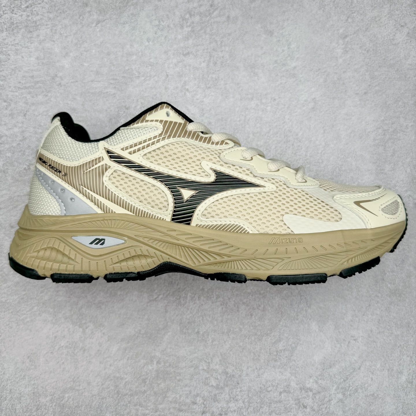 Mizuno Speed 2K 美津浓复古厚底织物合成革防滑耐磨透气低帮休闲跑步鞋 美津浓（Mizuno）是日本美津浓株式会社于1906年创立的运动品牌，经过一个多世纪的不断努力现已成为世界著名的运动器具、服装和鞋类生产商。美津浓力求服务于各类运动项目，并竭力使运动生活更加愉快和振奋。产品种类齐全，覆盖几乎全部主要运动项目，达到30万多个品类。尺码：36 36.5 37.5 38 38.5 39 40 40.5 41 42 42.5 43 44 44.5 45-选品中心