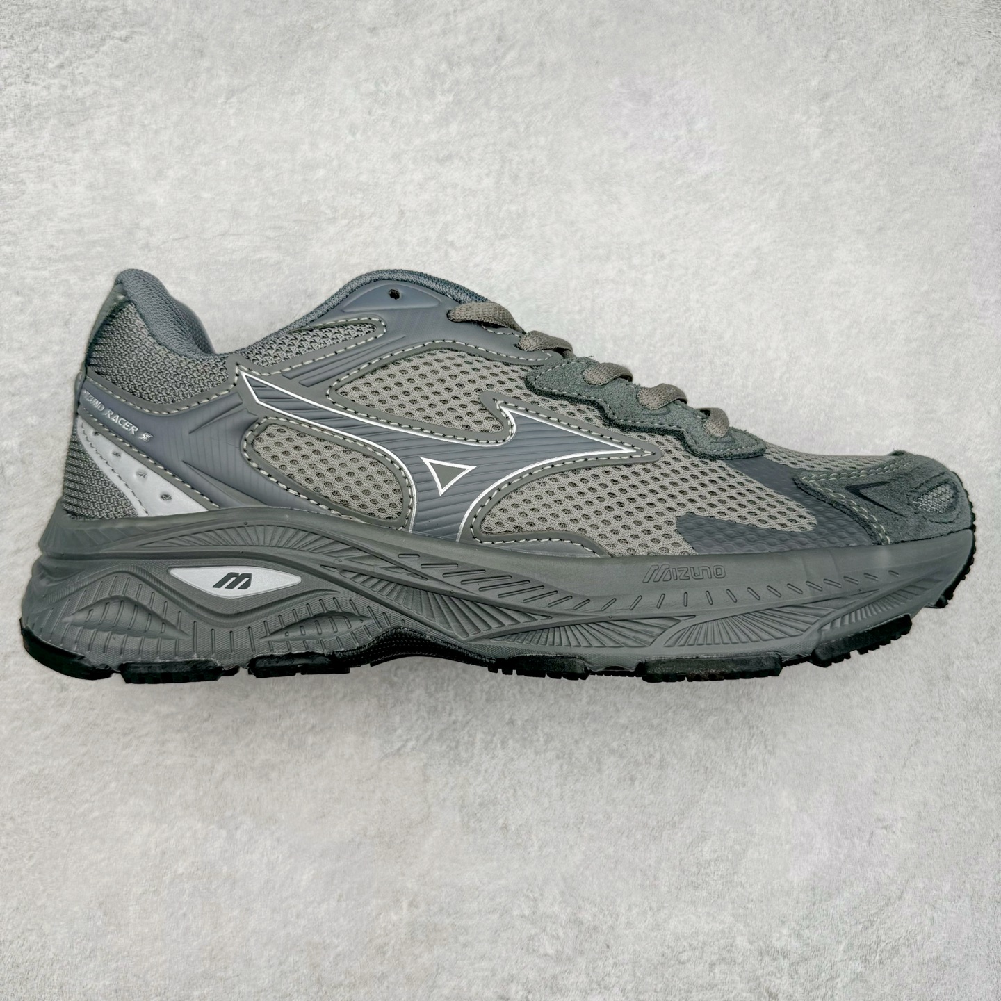 图片[3]-Mizuno Speed 2K 美津浓复古厚底织物合成革防滑耐磨透气低帮休闲跑步鞋 美津浓（Mizuno）是日本美津浓株式会社于1906年创立的运动品牌，经过一个多世纪的不断努力现已成为世界著名的运动器具、服装和鞋类生产商。美津浓力求服务于各类运动项目，并竭力使运动生活更加愉快和振奋。产品种类齐全，覆盖几乎全部主要运动项目，达到30万多个品类。尺码：36 36.5 37.5 38 38.5 39 40 40.5 41 42 42.5 43 44 44.5 45-选品中心