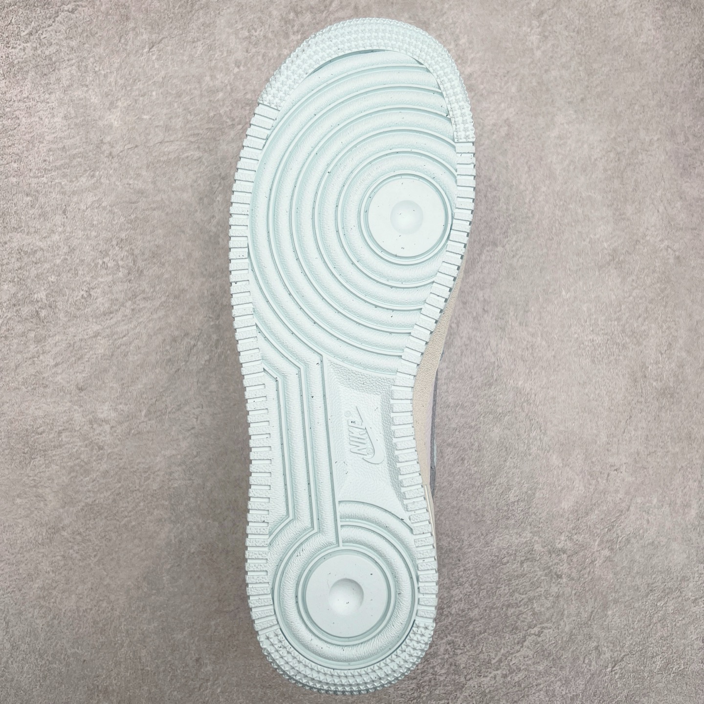 图片[9]-＃VF纯原福利 NK Air Force 1´07 Low 空军一号低帮百搭休闲运动板鞋 知名大厂出品 柔软、弹性十足的缓震性能和出色的中底设计 横跨复古与现代的外型结合 造就出风靡全球三十多年的Force 1 直到今天还深受青睐 尺码：35.5 36 36.5 37.5 38 38.5 39 40 40.5 41 42 42.5 43 44 44.5 45-选品中心