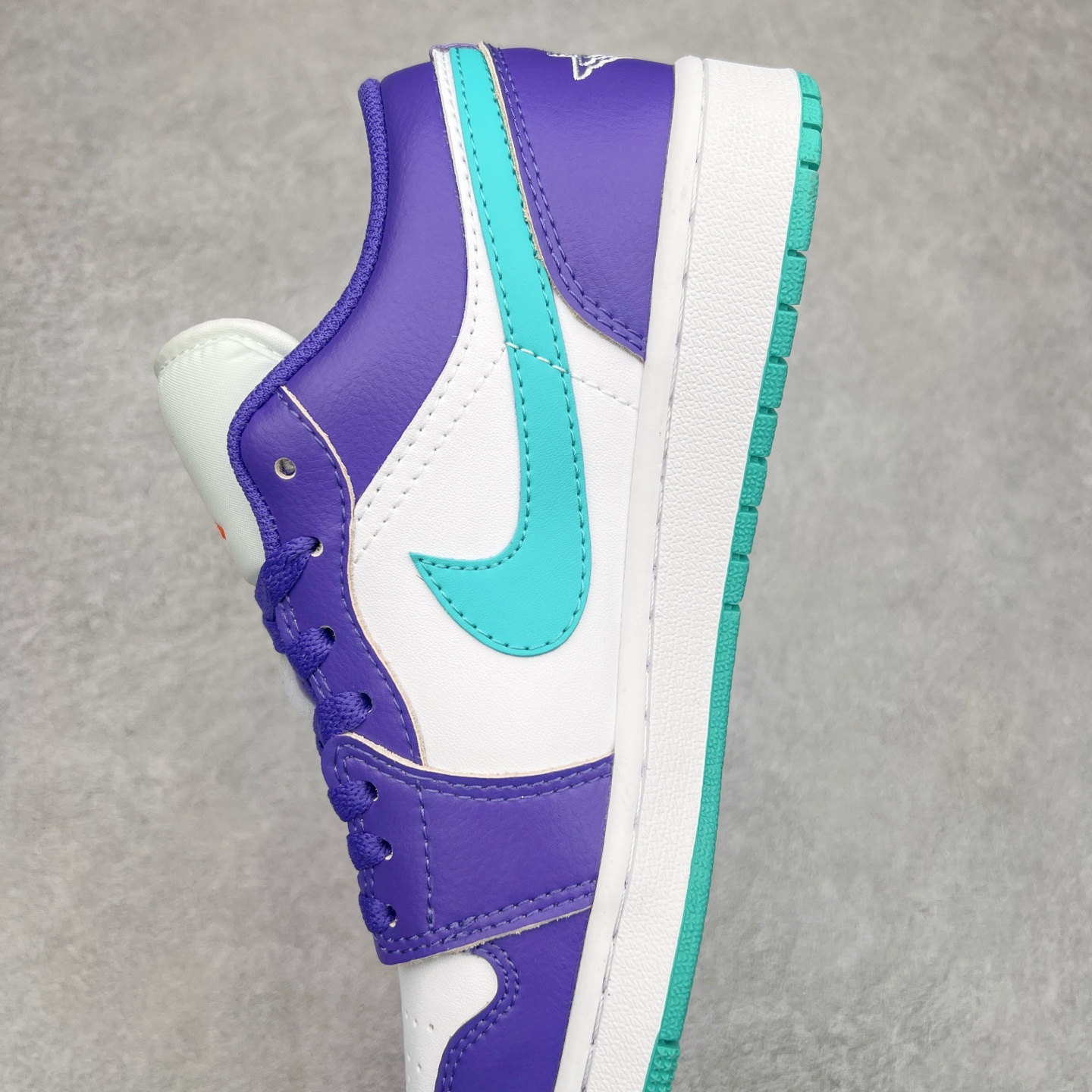 图片[7]-＃K版 Air Jordan AJ1 Low 低帮 白紫 HJ9013-550 全新流水线出品 DT版本唯一平替选择 市场第二梯队最强版 全部原鞋开发 原楦原纸板开发 全鞋电脑针车 原厂内置全掌气垫 原盒内在原标 唯一Zp原版鞋带绑法 免检产品 全新2022版型 全头层皮料 完美零毛边处理 原厂配置全掌气垫 价格定位良心 几十个配色陆续出货 尺码：36 36.5 37.5 38 38.5 39 40 40.5 41 42 42.5 43 44 44.5 45 46 47.5-选品中心