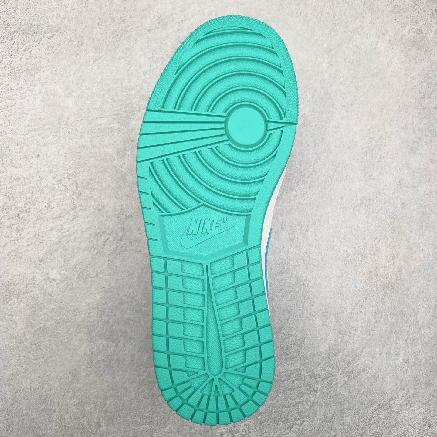 图片[9]-＃K版 Air Jordan AJ1 Low 低帮 白紫 HJ9013-550 全新流水线出品 DT版本唯一平替选择 市场第二梯队最强版 全部原鞋开发 原楦原纸板开发 全鞋电脑针车 原厂内置全掌气垫 原盒内在原标 唯一Zp原版鞋带绑法 免检产品 全新2022版型 全头层皮料 完美零毛边处理 原厂配置全掌气垫 价格定位良心 几十个配色陆续出货 尺码：36 36.5 37.5 38 38.5 39 40 40.5 41 42 42.5 43 44 44.5 45 46 47.5-选品中心