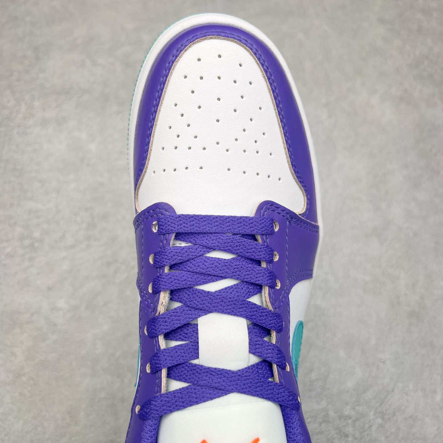 图片[4]-＃K版 Air Jordan AJ1 Low 低帮 白紫 HJ9013-550 全新流水线出品 DT版本唯一平替选择 市场第二梯队最强版 全部原鞋开发 原楦原纸板开发 全鞋电脑针车 原厂内置全掌气垫 原盒内在原标 唯一Zp原版鞋带绑法 免检产品 全新2022版型 全头层皮料 完美零毛边处理 原厂配置全掌气垫 价格定位良心 几十个配色陆续出货 尺码：36 36.5 37.5 38 38.5 39 40 40.5 41 42 42.5 43 44 44.5 45 46 47.5-选品中心