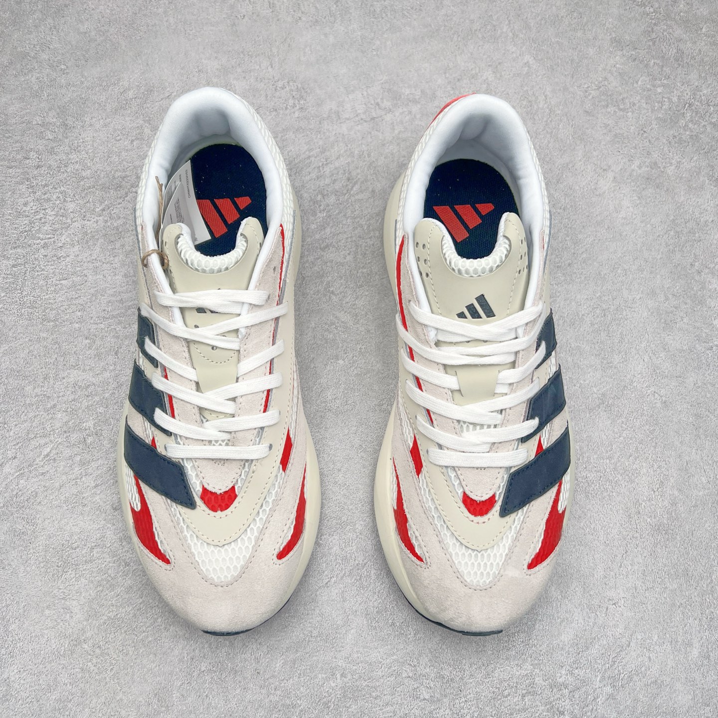 图片[2]-AD LIGHTBLAZE 流光舒适防滑耐磨低帮跑步鞋 JQ9967 前卫的专业跑鞋风格造型，LIGHTBLAZE延续了竞速美学的流线轮廓，保留住了与 AdizeroAdios Pro Evo 1相类似厚底理念和「宽三道杠」的视觉元素。尺码：36 36.5 37.5 38 38.5 39 40 40.5 41 42 42.5 43 44 44.5 45-选品中心