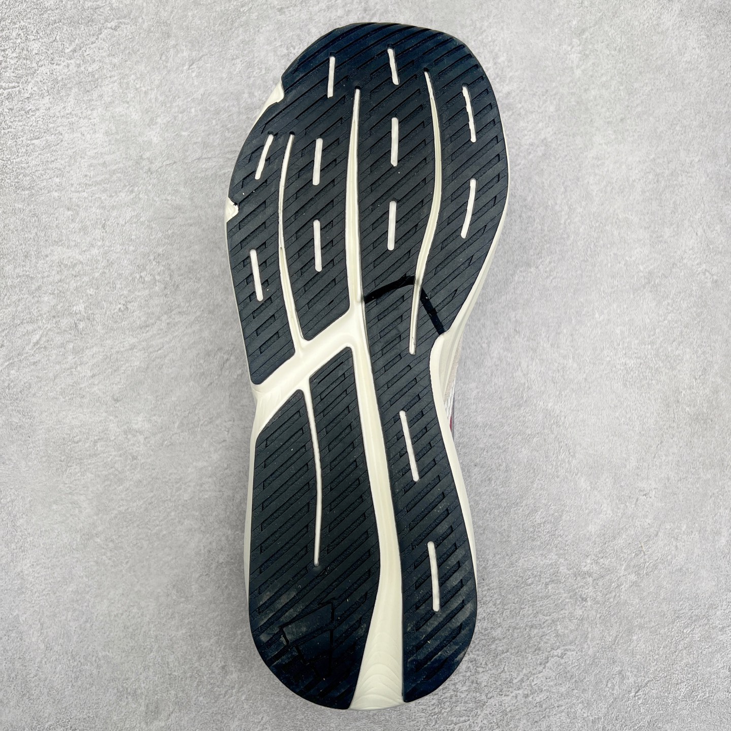 图片[9]-AD LIGHTBLAZE 流光舒适防滑耐磨低帮跑步鞋 JQ9967 前卫的专业跑鞋风格造型，LIGHTBLAZE延续了竞速美学的流线轮廓，保留住了与 AdizeroAdios Pro Evo 1相类似厚底理念和「宽三道杠」的视觉元素。尺码：36 36.5 37.5 38 38.5 39 40 40.5 41 42 42.5 43 44 44.5 45-选品中心