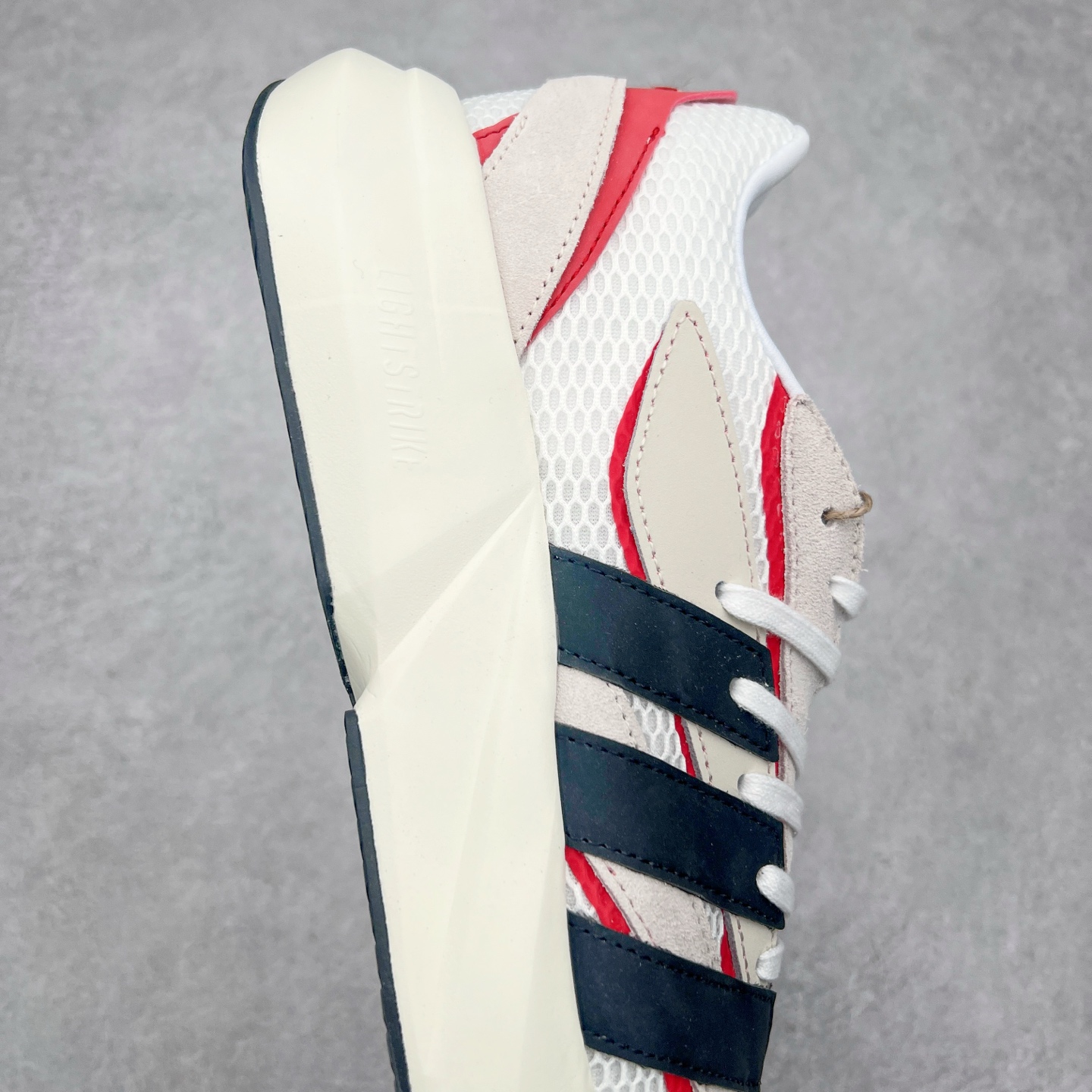 图片[6]-AD LIGHTBLAZE 流光舒适防滑耐磨低帮跑步鞋 JQ9967 前卫的专业跑鞋风格造型，LIGHTBLAZE延续了竞速美学的流线轮廓，保留住了与 AdizeroAdios Pro Evo 1相类似厚底理念和「宽三道杠」的视觉元素。尺码：36 36.5 37.5 38 38.5 39 40 40.5 41 42 42.5 43 44 44.5 45-选品中心