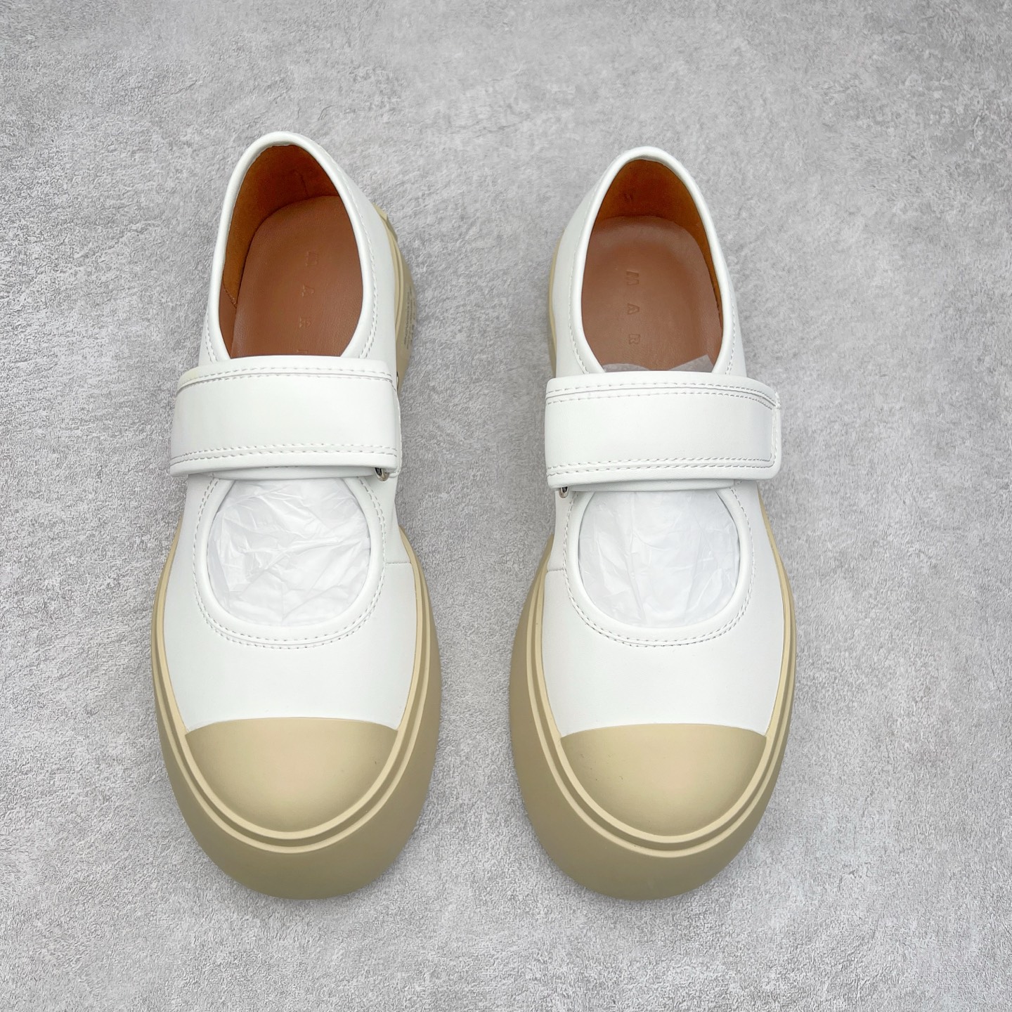 图片[2]-Marni Pablo Leather Mary Jane Sneaker 意大利奢侈品品牌-玛尼·巴勃罗·玛丽珍系列低帮松糕厚底百搭魔术贴大头增高板鞋 女鞋广东原产#采用软质粒面牛剖革鞋面材质#内里水染牛皮及乳胶脚垫#内嵌PU乳胶缓震脚垫#外置4.0cm厘米增高防滑耐磨TPR橡胶大底❗赵露思宋祖儿同款爆款大头鞋！尺码：35-40-选品中心