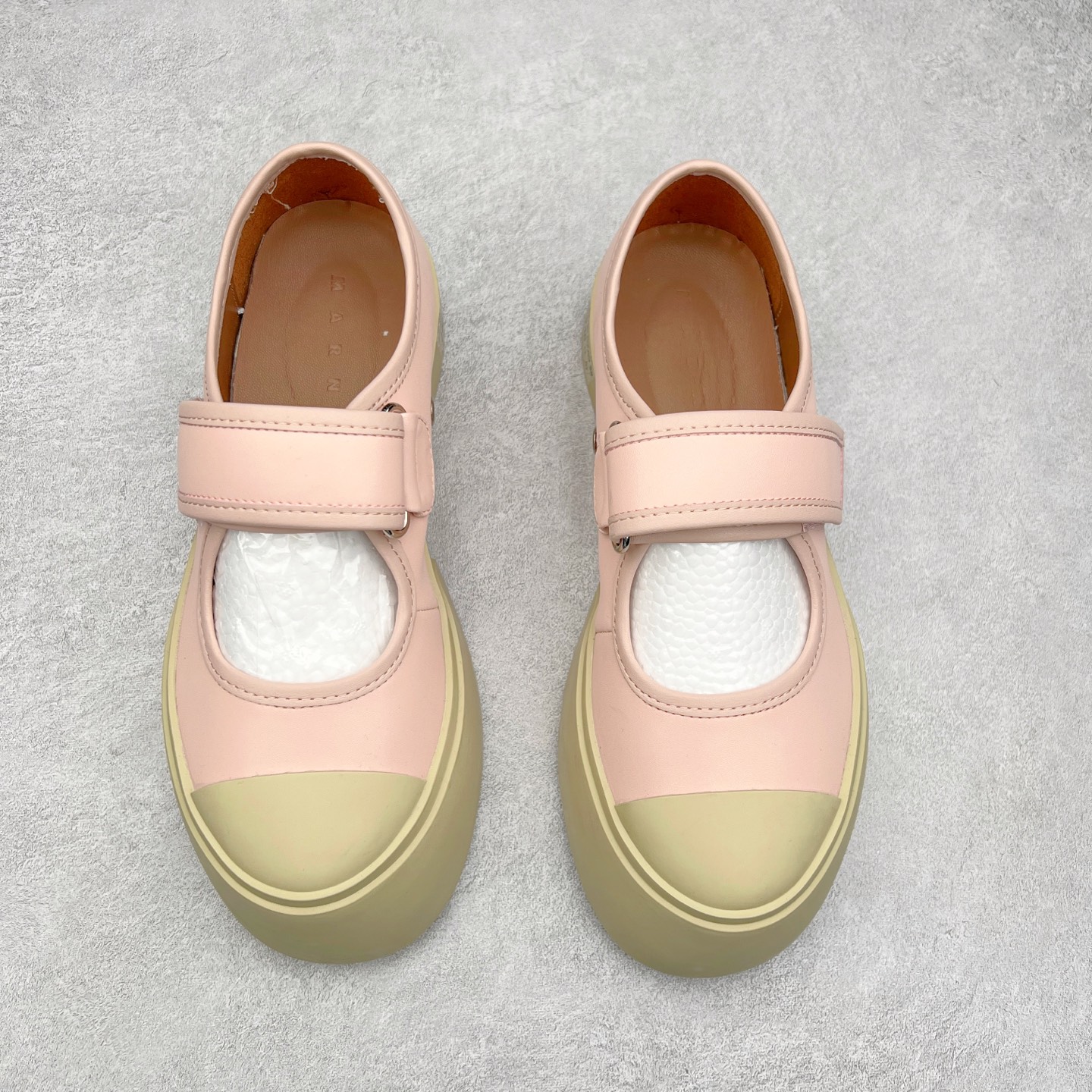 图片[2]-Marni Pablo Leather Mary Jane Sneaker 意大利奢侈品品牌-玛尼·巴勃罗·玛丽珍系列低帮松糕厚底百搭魔术贴大头增高板鞋 女鞋广东原产#采用软质粒面牛剖革鞋面材质#内里水染牛皮及乳胶脚垫#内嵌PU乳胶缓震脚垫#外置4.0cm厘米增高防滑耐磨TPR橡胶大底❗赵露思宋祖儿同款爆款大头鞋！尺码：35-40-选品中心