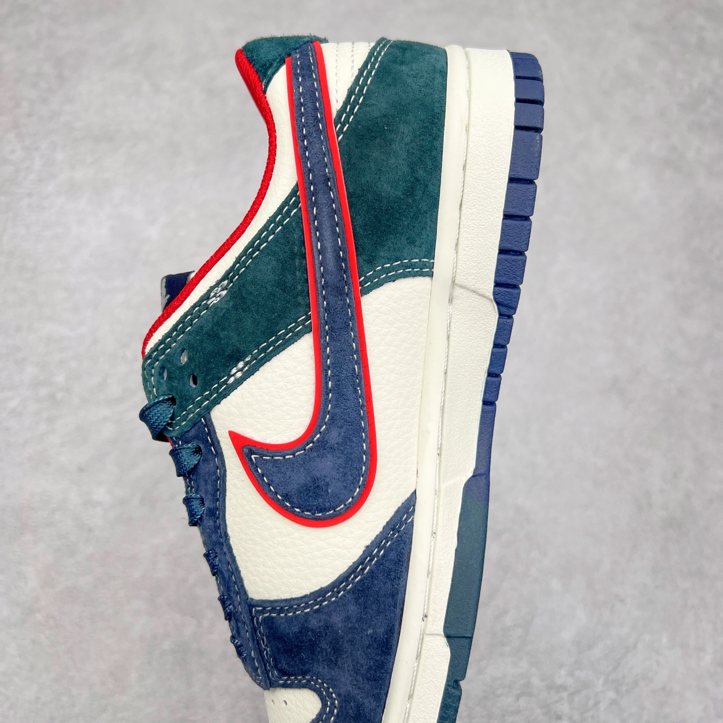 图片[7]-NK Dunk Low 定制配色 DJ2024-035 大厂出品 极力推荐 原装头层材料 独家版型蒸餾加工帶來的是更好的视觉和脚感体验大厂纯原品质出货 清洁度 电绣工艺 皮料切割干净无任何毛边 细节完美 尺码：36 36.5 37.5 38 38.5 39 40 40.5 41 42 42.5 43 44 44.5 45-选品中心