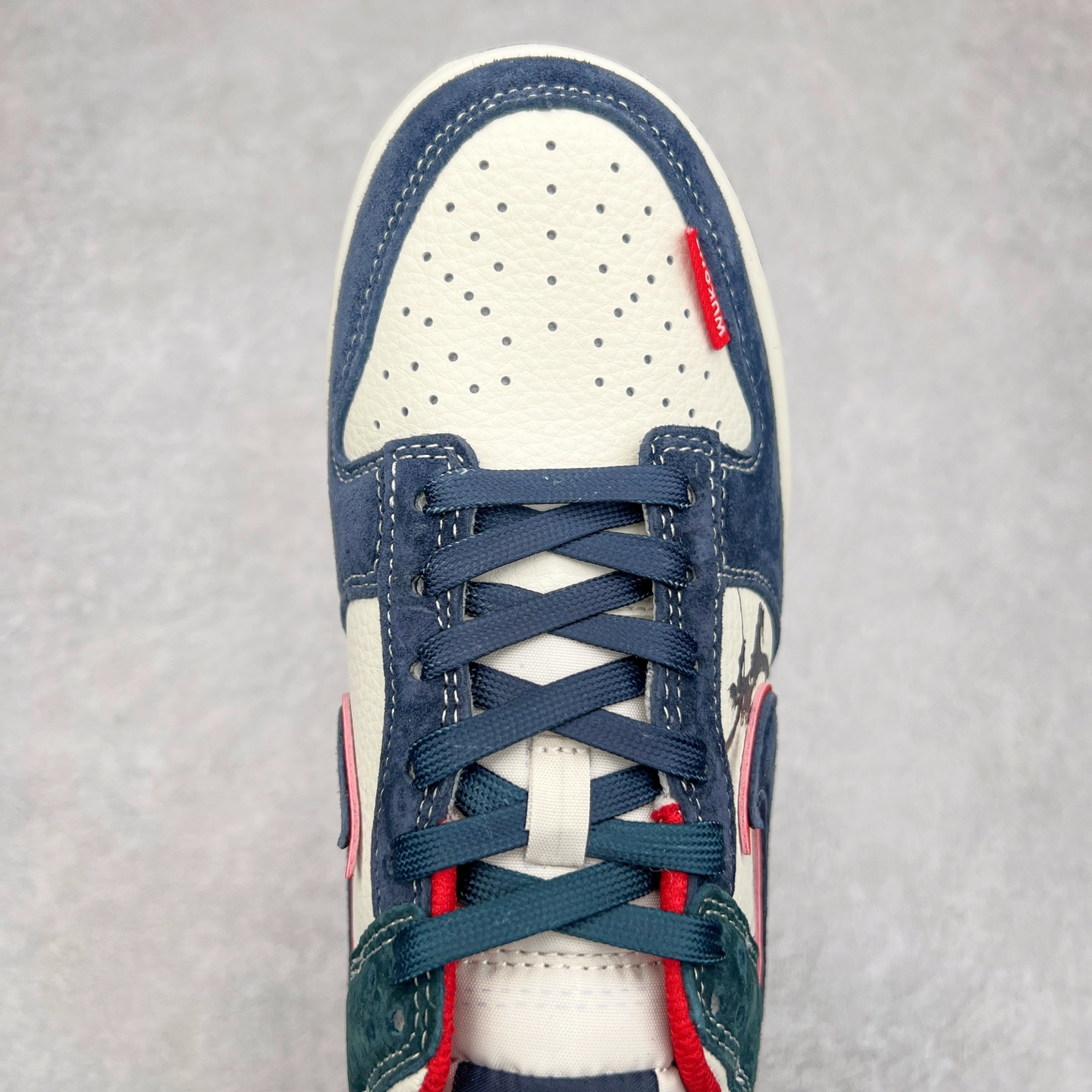 图片[4]-NK Dunk Low 定制配色 DJ2024-035 大厂出品 极力推荐 原装头层材料 独家版型蒸餾加工帶來的是更好的视觉和脚感体验大厂纯原品质出货 清洁度 电绣工艺 皮料切割干净无任何毛边 细节完美 尺码：36 36.5 37.5 38 38.5 39 40 40.5 41 42 42.5 43 44 44.5 45-选品中心